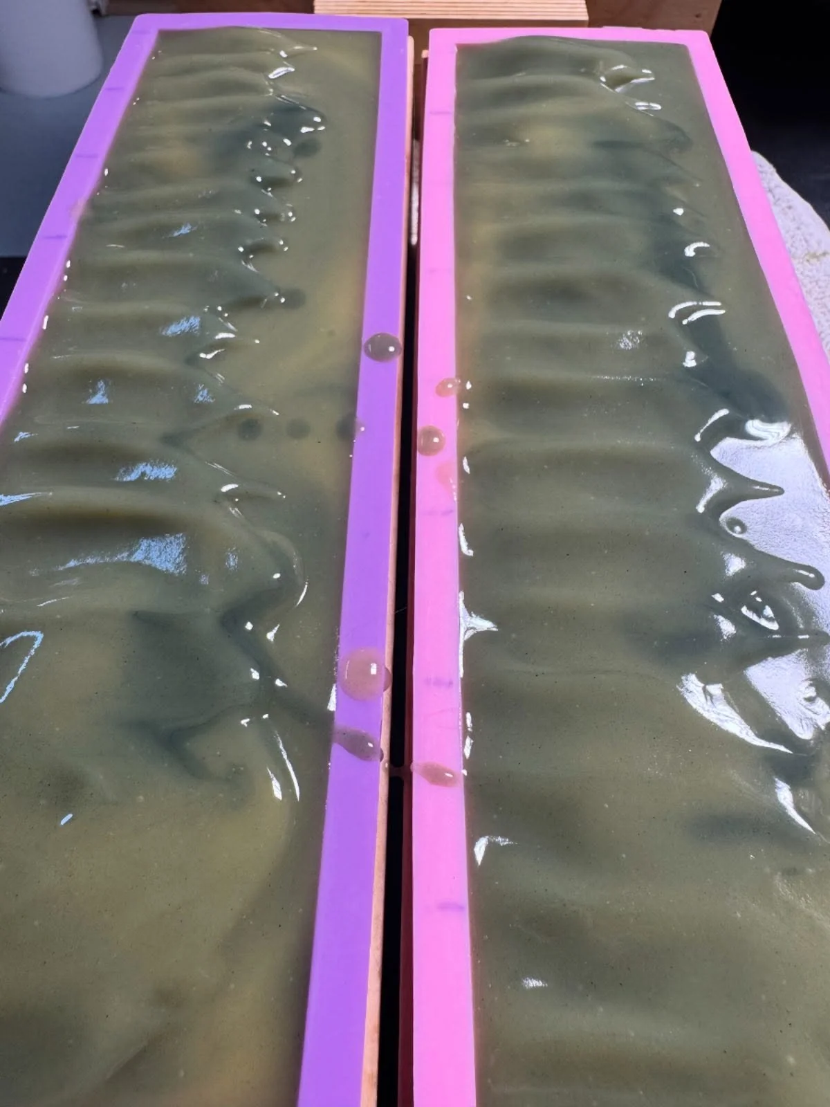 Wet 🧼 Wednesday..we ❤️ 🏔️Mountain Girl - it&rsquo;s so hard to keep this one in stock😘

#soap #smallbatchsoap #phthalatefree #parabenfreeskincare #sulfatefreeskincare #noartificialcolors #wetsoapwednesday #wetsoap #essentialoils