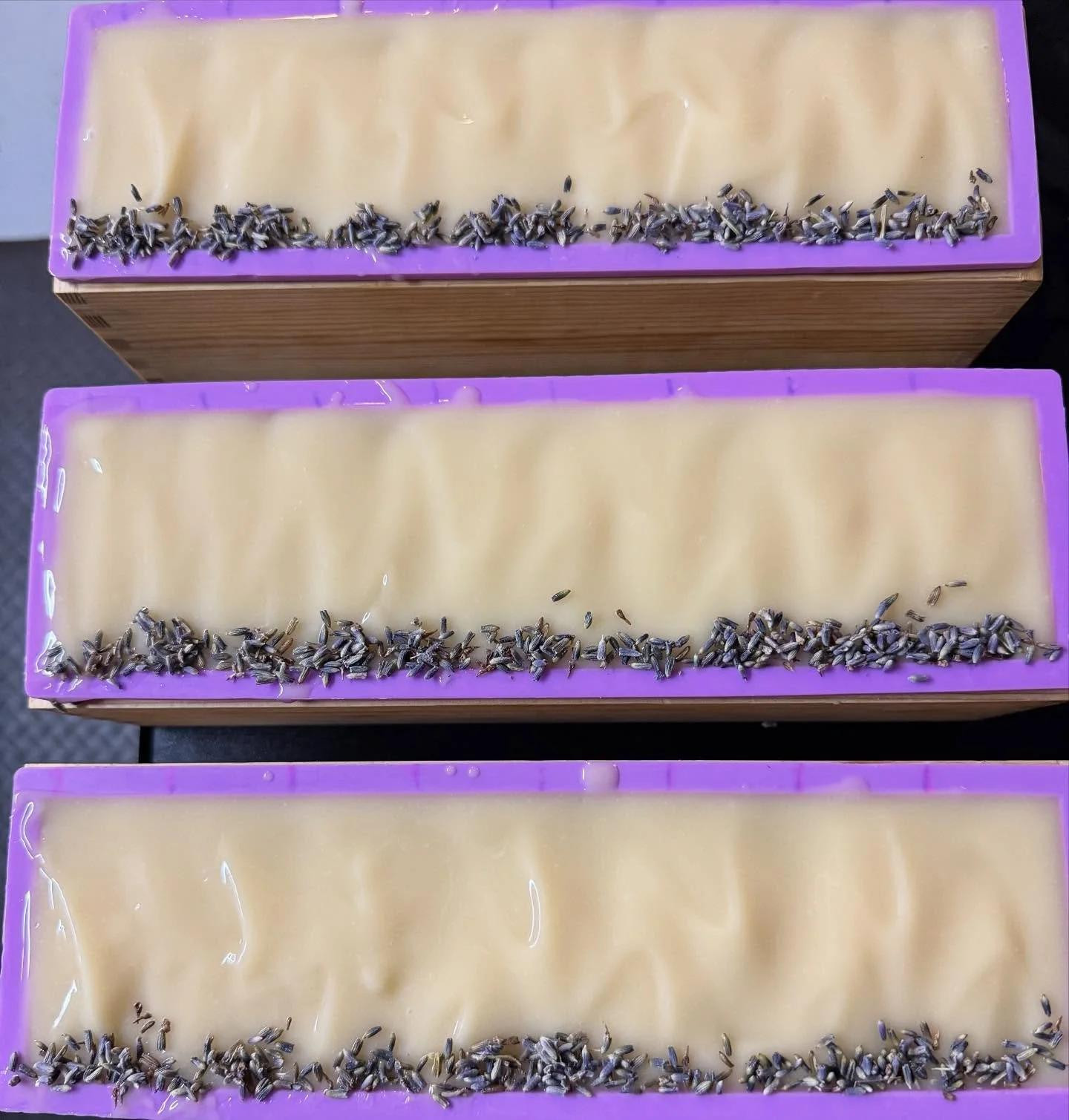 Wet 🧼 Wednesday&hellip;.Lavender Mint with Colloidal oats.  IYKYK

#soap #wetsoap #wetsoapwednesday #lavenderessentialoil #peppermintessentialoil #colloidaloats #womanownedsmallbusiness #smallbatchsoap #coldprocesssoap