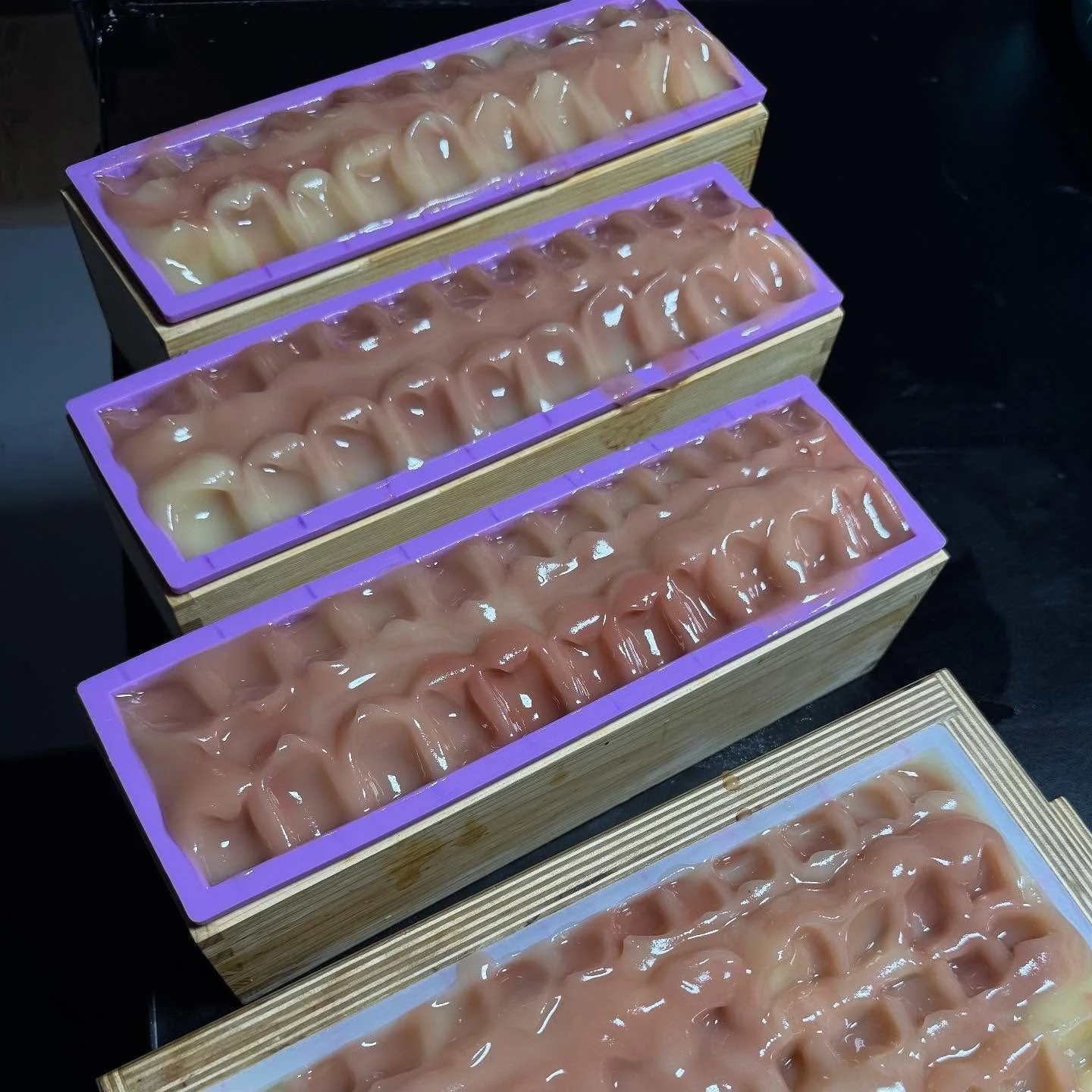 Wet 🧼 Wednesday&hellip;restocking Bliss🥰

#handcraftedsoap #wetsoap #luxurysoap #sheabutter #cocoabutter #giftideas