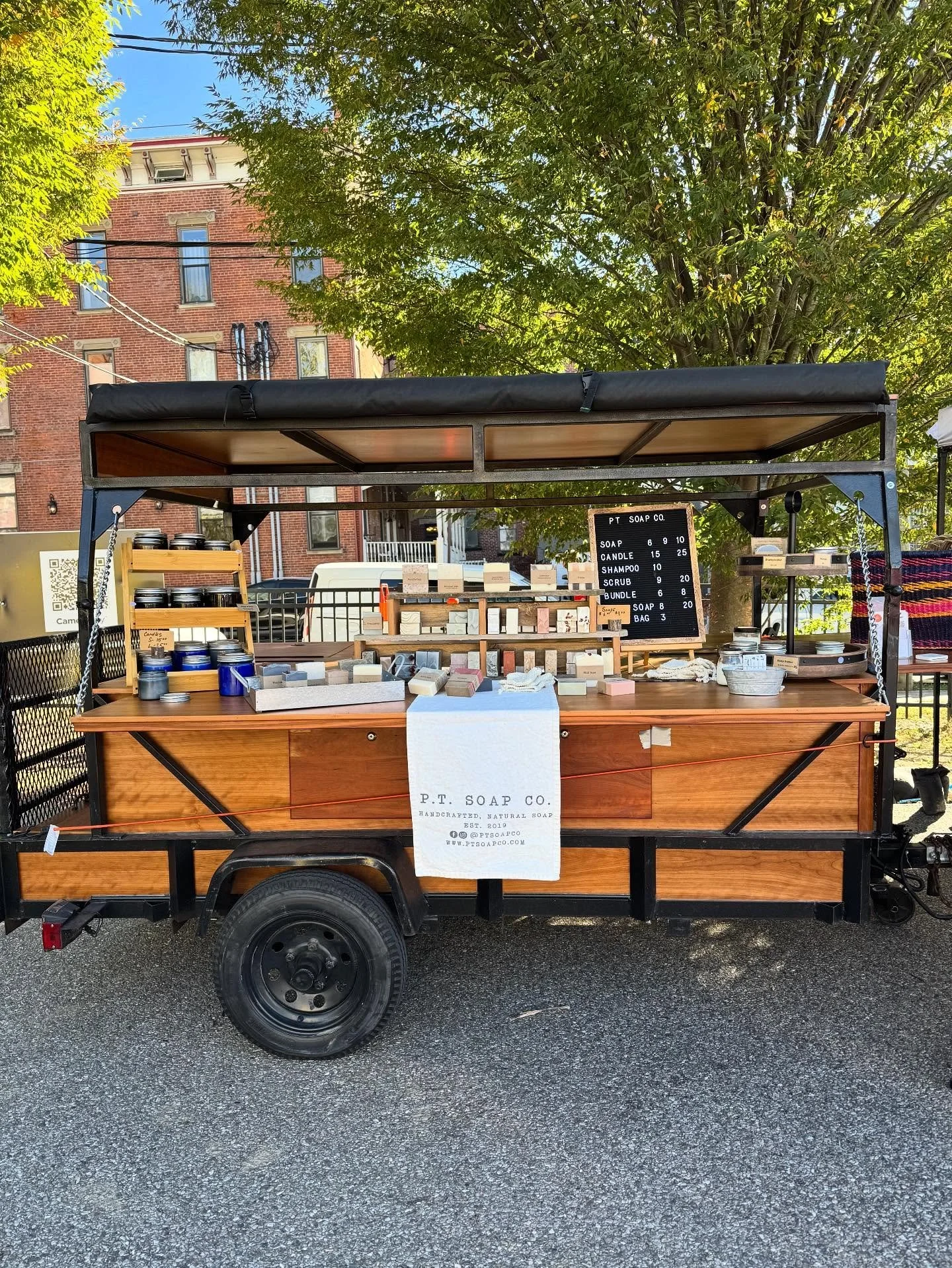 This weekend is the end of the regular market season- find me @ewhfarmersmarket tonight 4-7pm @montfarmersmkt Saturday 9-12:30pm & Sunday @mojaveeast by @pub.presents & @powerupbagels from 4-8pm
It’s not to early to shop for 🎁 🧼🕯️❤️