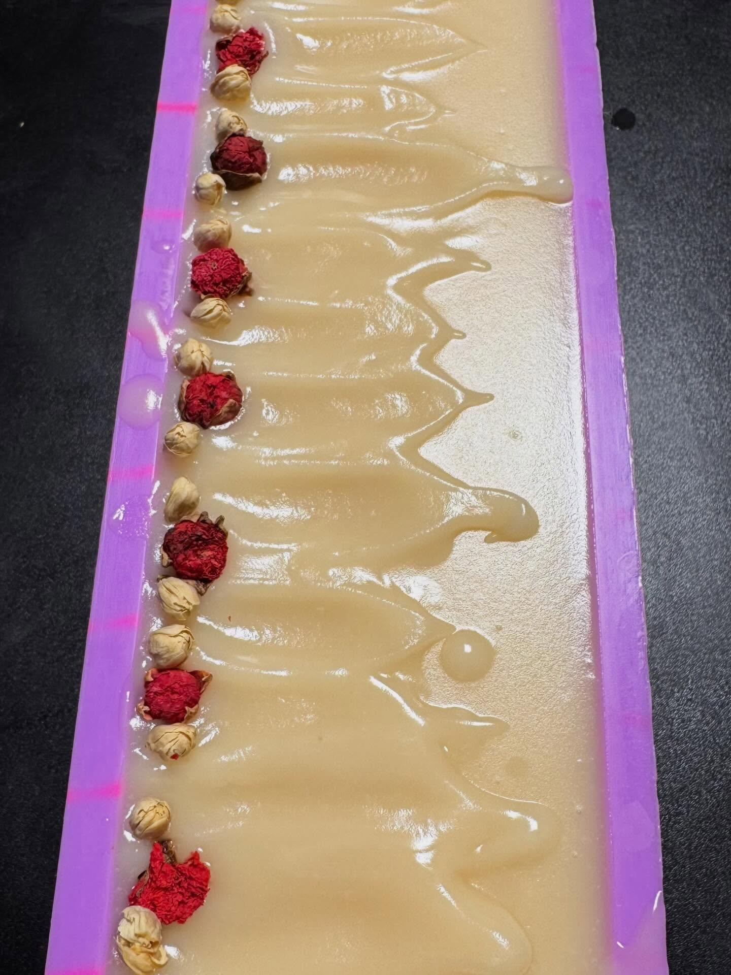 Wet 🧼 Wednesday&hellip;my favorite thing about making soaps seasonally is being introduced to them again after a long break. That&rsquo;s why it&rsquo;s so hard to pick a favorite❣️

#wetsoap #luxurysoap #womanownedsmallbusiness #brambleon #soapersc