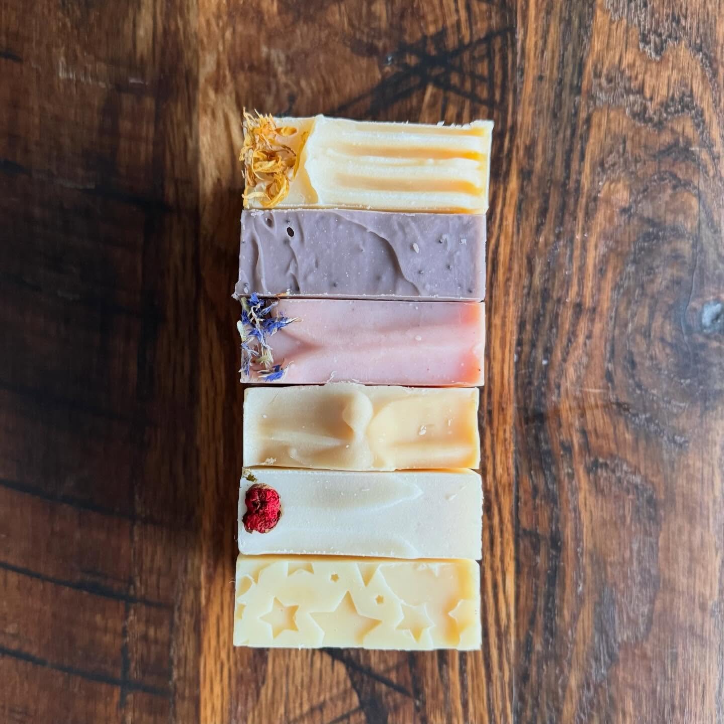 Spring 🧼&hellip;. what a beautiful 💐bunch. 

Grapefruit Bellini
Lilac with poppyseeds
Pink Peony
Mango Sorbet
Strawberries &amp; Champagne
Dirty Hippie (Lemongrass &amp; Patchouli with loofah) 

Available on the website now🛍️

#handcraftedsoap #mi