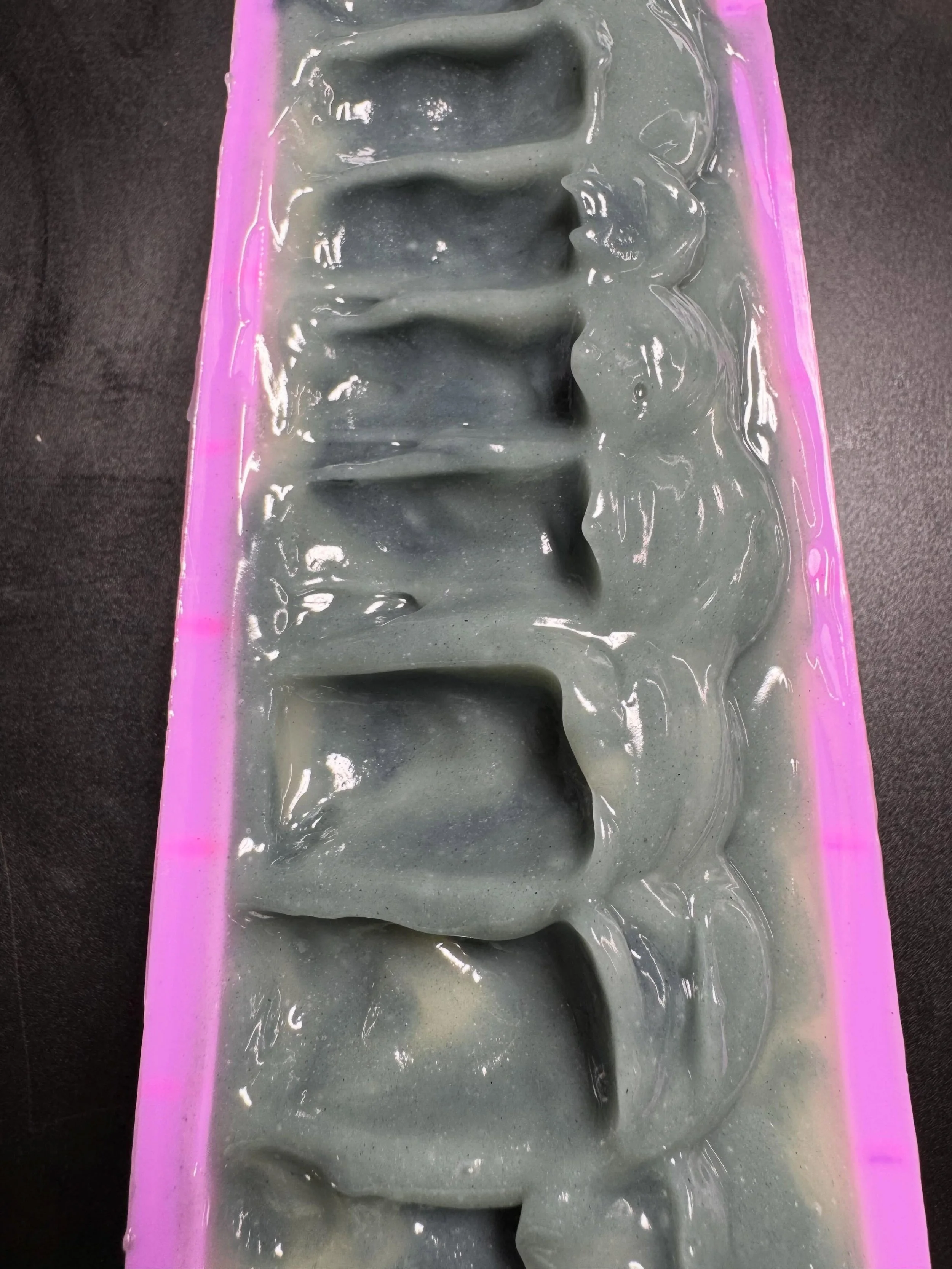 Wet soap Wednesday&hellip; the Beach!  Similar look as the old one but new fragrance- this smells like sea salt, coconut water, some citrus and floral. 

I&rsquo;ll post the cut tomorrow 🌊🧼❤️

#wetsoap #handcraftedsoap #luxurysoap #sheabutter #coco
