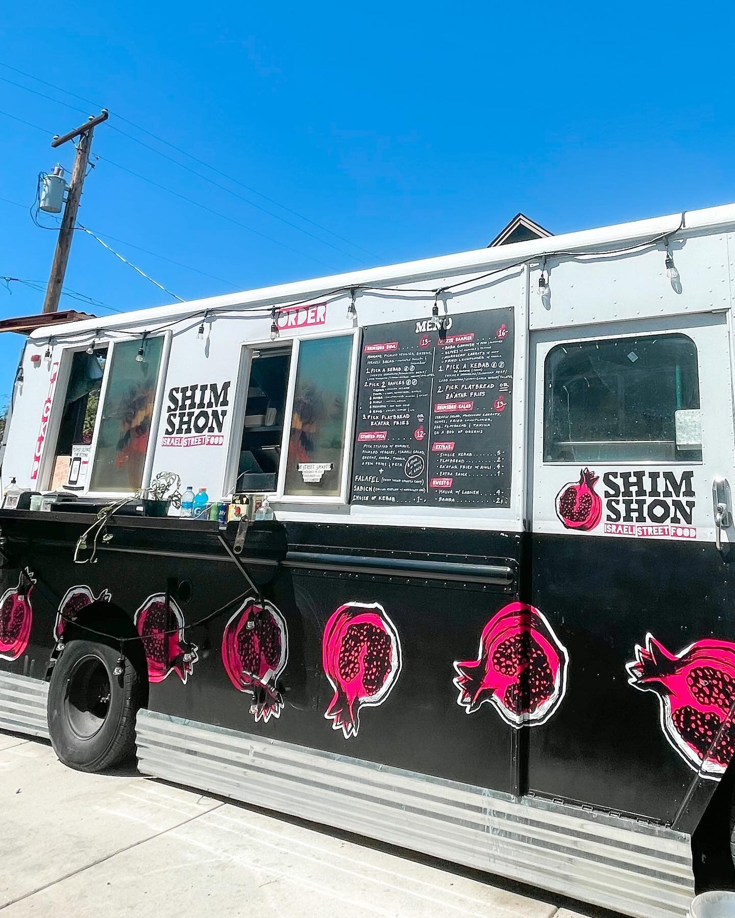 The only thing that could make patio season and Shimshon eatin&rsquo; at Midtown Yacht Club better? Swipe to find out 🍹
⁠
⁠
⁠
⁠
⁠
&ndash;&ndash;⁠
⁠
#shimshonbend #midtownyachtclub #inbend #bendoregon #bendfoodtruck #oregonfoodtrucks #frose #patiosea