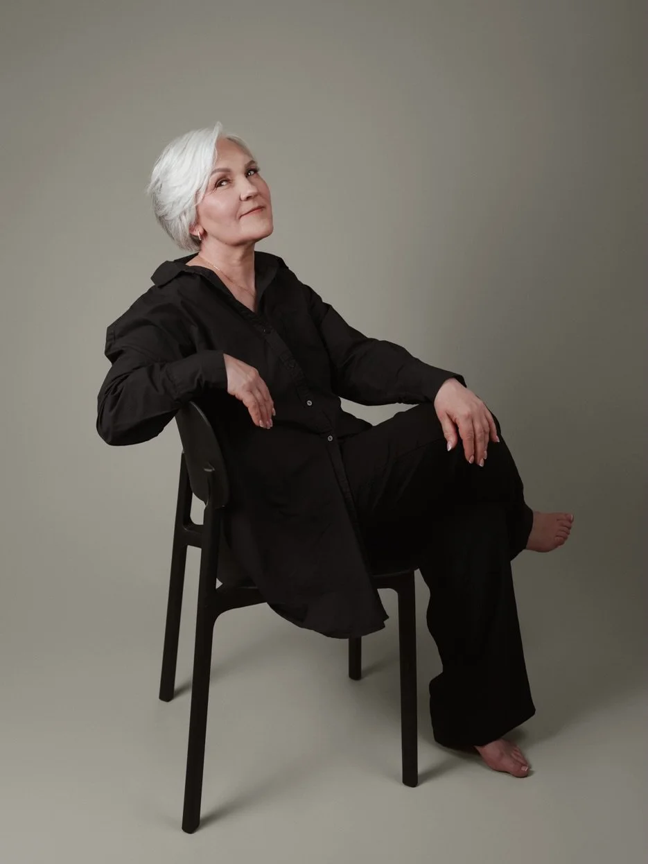 My studio sessions are for women who are:

✨On a personal growth journey Photography can be a powerful mirror. This experience helps you reconnect with yourself, nurture self-love, and see your strength in a new way.

✨Soon-to-be mums Minimal, elegan