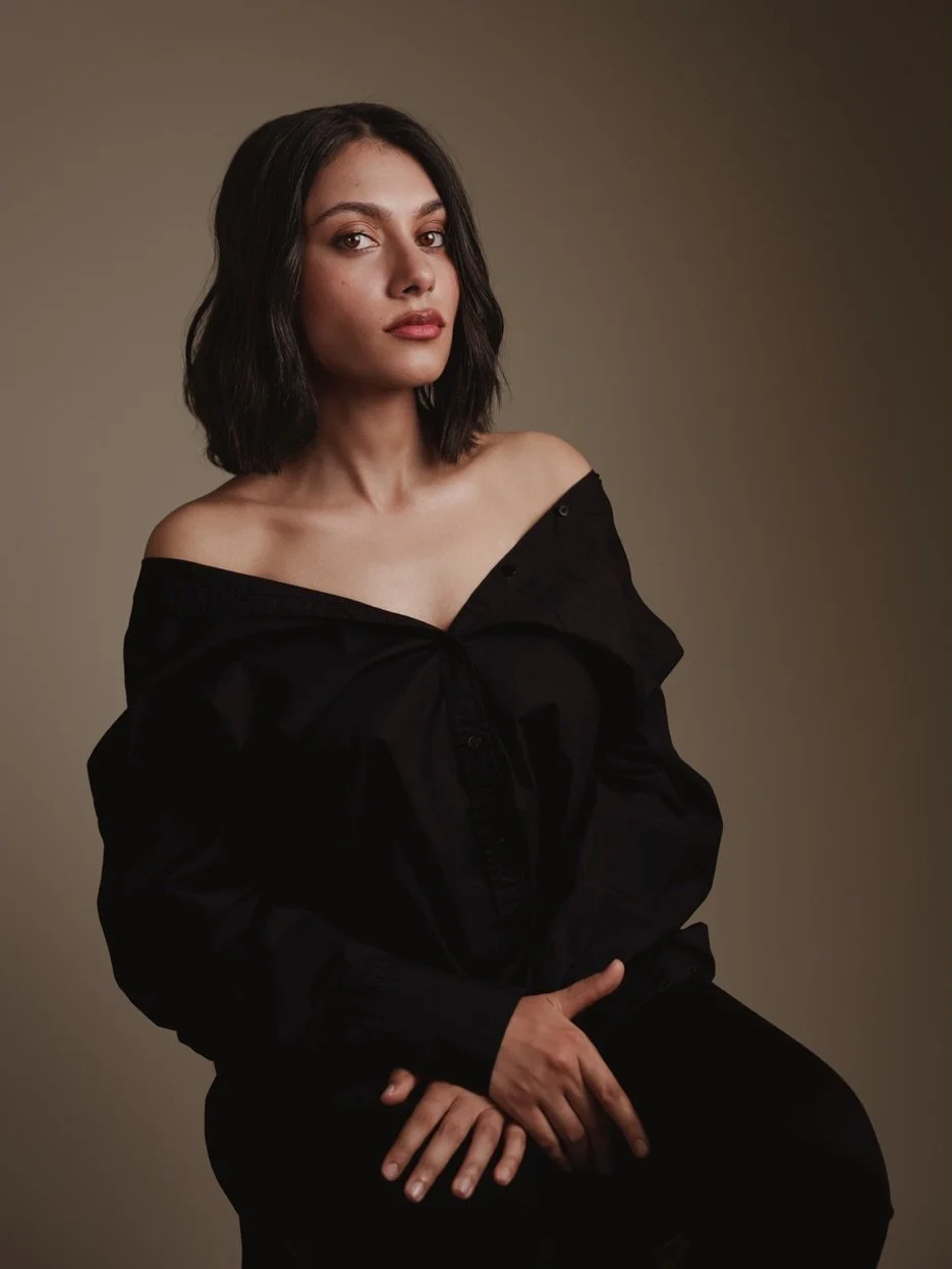 This signature studio photoshoot is for women who are:

✨On a personal growth journey
Photography can be a powerful mirror. This experience helps you reconnect with yourself, nurture self-love, and see your strength in a new way.

✨Soon-to-be mums
 M