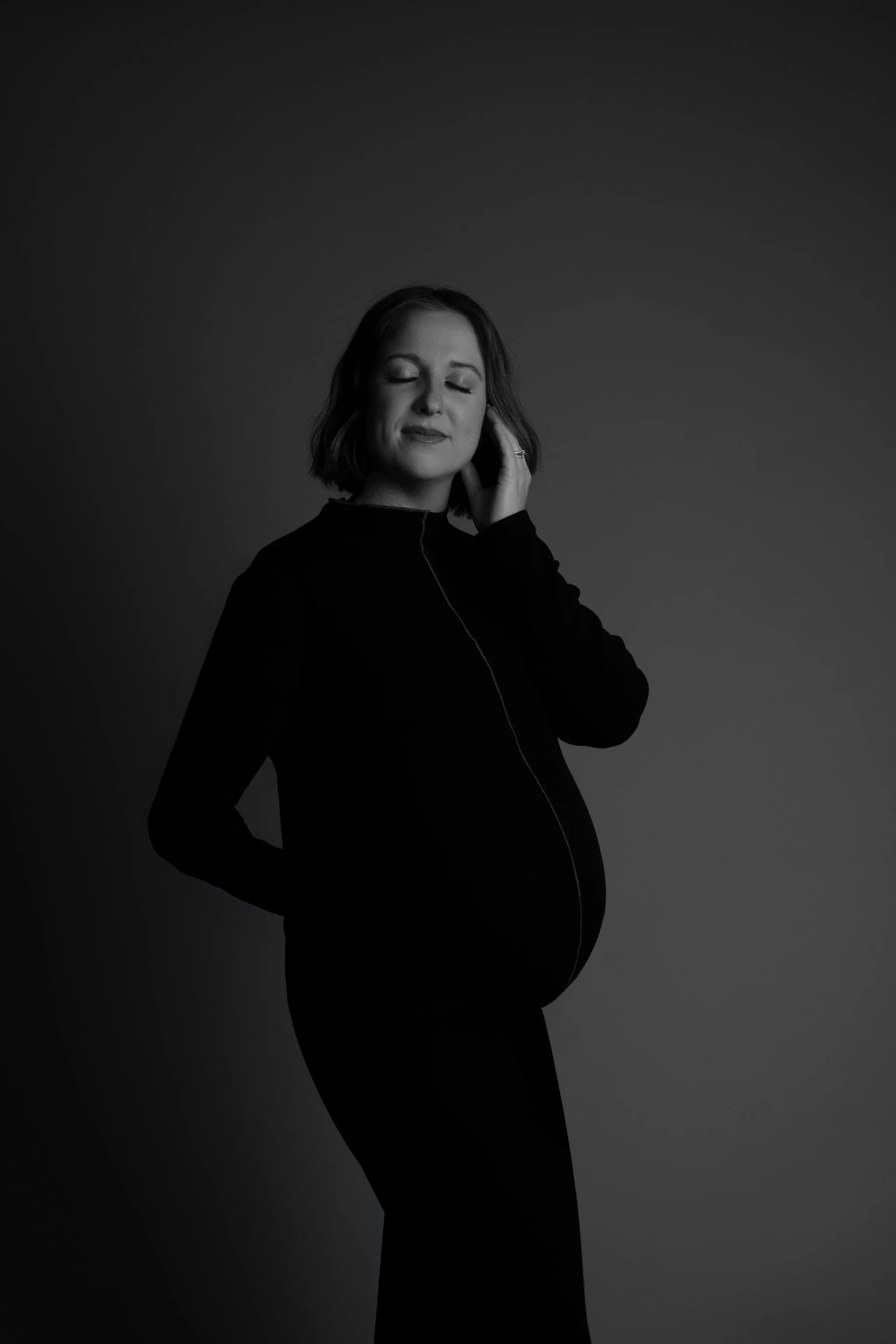 AUCKLAND+WOMENS+STUDIO+PROFESIONAL+BLACK+AND+WHITE+MATERNITY+PHOTOSHOOT+IRENA+CIMA+PORTRAIT+PHOTOGRAPHER10.jpg
