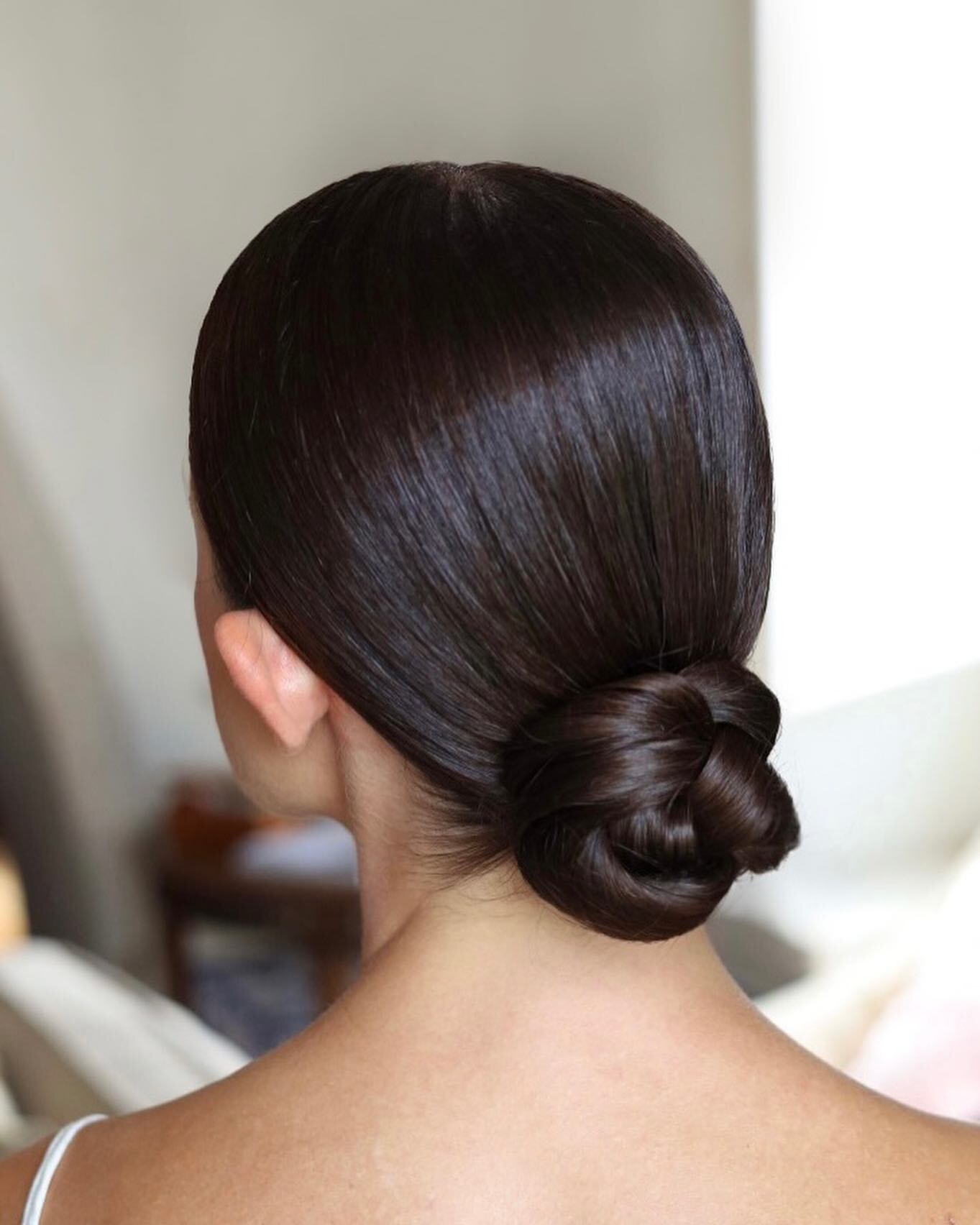 Sleek low updo for Carly this summer 🤍

Makeup &amp; Hair @catibeauty
Wedding Planning @bymatilda.pt 

.
.
.
.
#catibeauty #portugalwedding #destinationweddingportugal #bridalbeauty #lisbonmakeup #lisbonbeauty #lisbonhair #bridalhair #updo