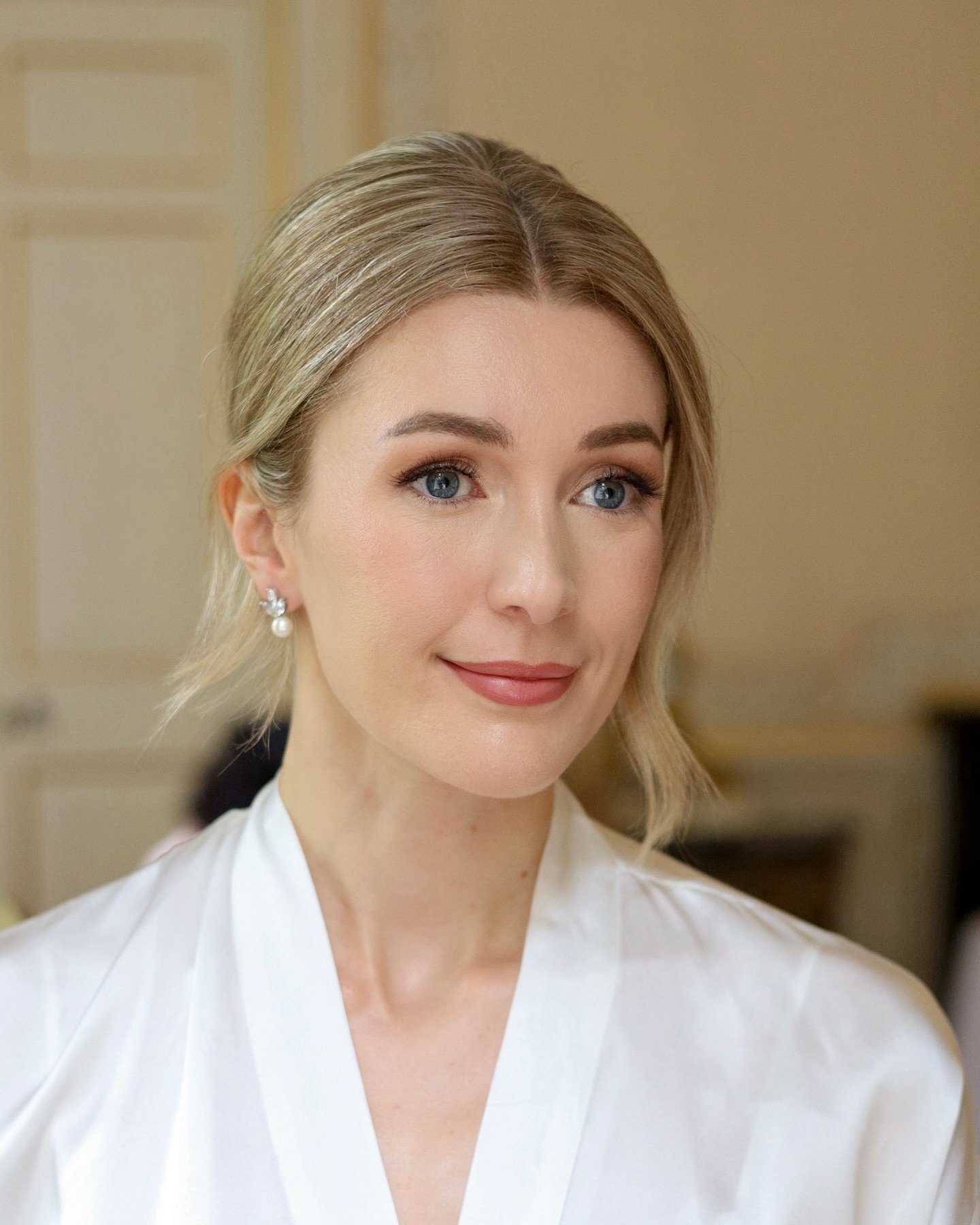 Beautiful Charlot on her wedding day at @hotelvalverdepalacioseteais 🤍

Makeup &amp; Hair @catibeauty 

.
.
.
#catibeauty #bridalbeauty #destinationweddingportugal #europewedding #sintrawedding #bridalmakeup #seteaiswedding