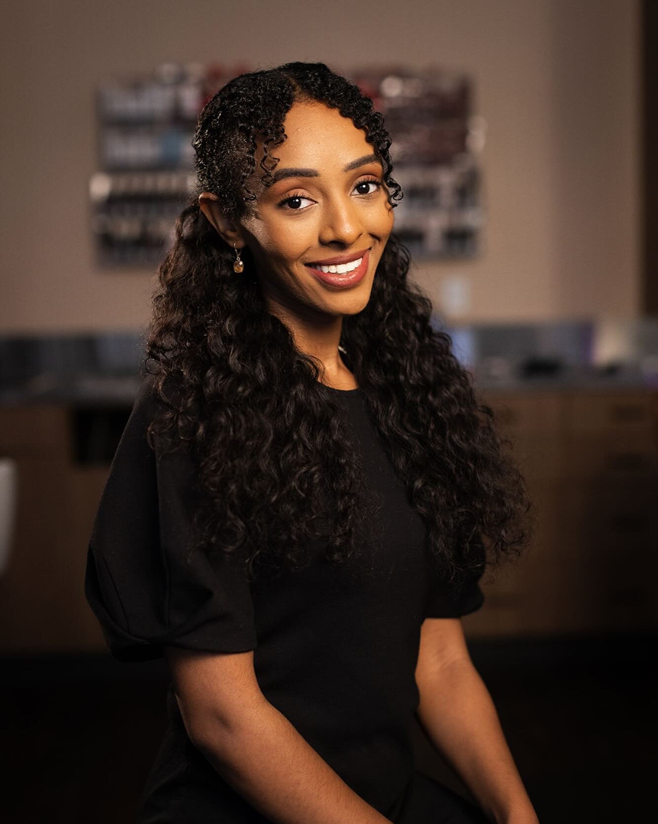 Meet Winta! @peachrefresh Winta expertly cares for scalp and hair with her impressive knowledge of botanical ingredients and their active properties. Whether you maintaining the hair you love or would like to try something new she will care for each 