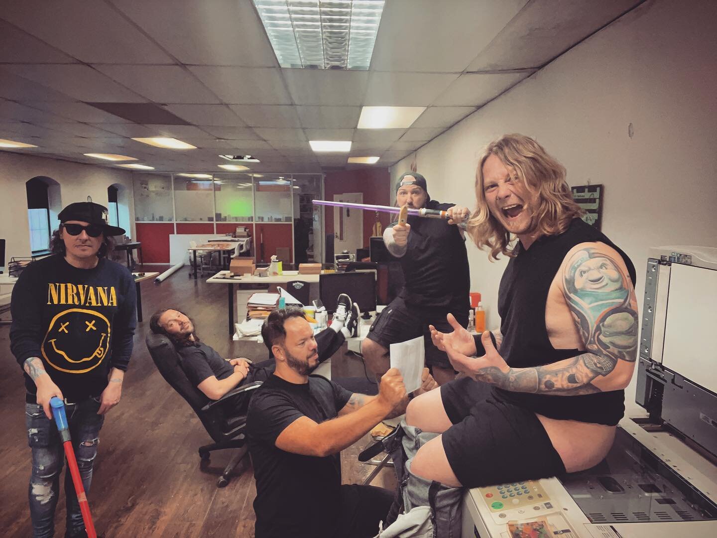 Wolverhampton!
@kkssteelmill @primordialradio 

ARE&hellip;
YOU&hellip;.
RRRRRRRRRRRREADYYYYYYYY!!!

#thosedamncrows #primordial #generalmayhem #kkssteelmill 
#prefigselfie #crowsinoffice #shineronthemop #daveontheskyve #ronnieonthelightsaber  #lloyd