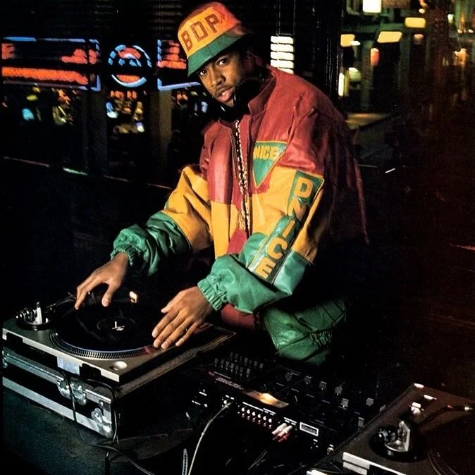 Vintage &amp; Vinyl: Round Two 
Saturday, August 2nd | 🕕 5PM-9PM 
Round Two Chicago | Rooftop Vibes

As The Sun Dips Low, The Groove Turns Gold.
Join SimpleWednesday &amp; RoundTwo For An Evening Where Timeless Fashion Meets Timeless Sound.

Sip som