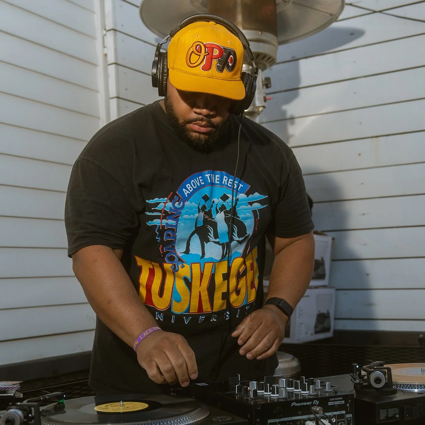 Vintage &amp; Vinyl: RoundTwo 💿💿💿

Two weeks ago we took over the Round Two Chicago rooftop for an evening where timeless fashion met timeless sound. As the sun dipped low, the groove turned gold spinning nothing but soulful vinyl that kept heads 