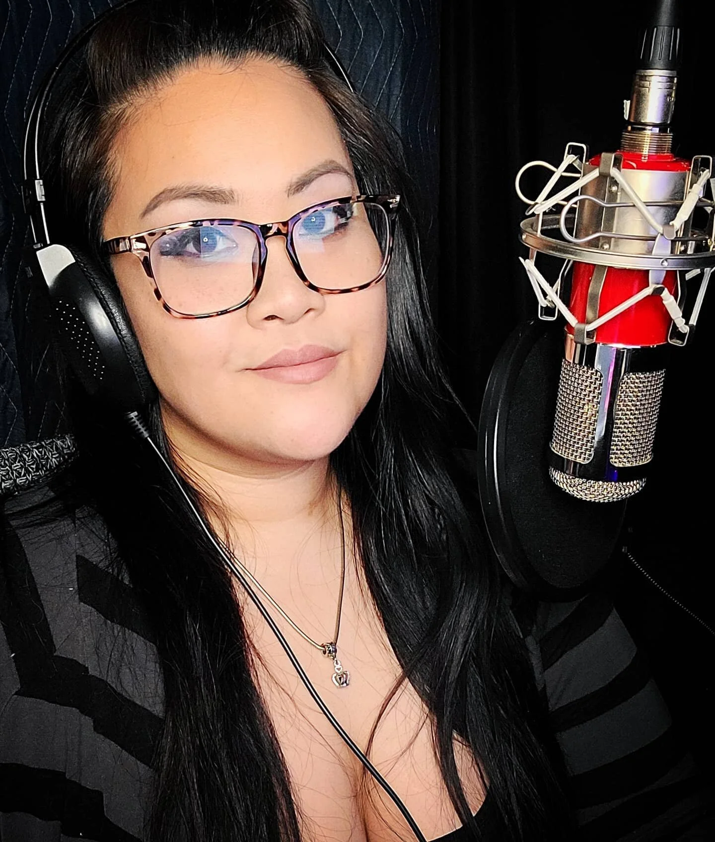 No actual booth? No problem. Had to blanket fort myself in to improve room treatment and it isn't too bad. My own little quiet space.

Someday, though. A proper booth will be mine. 🥲 #voiceactor #narrator #work #music #createwithmxl  #mxl #mxlmics