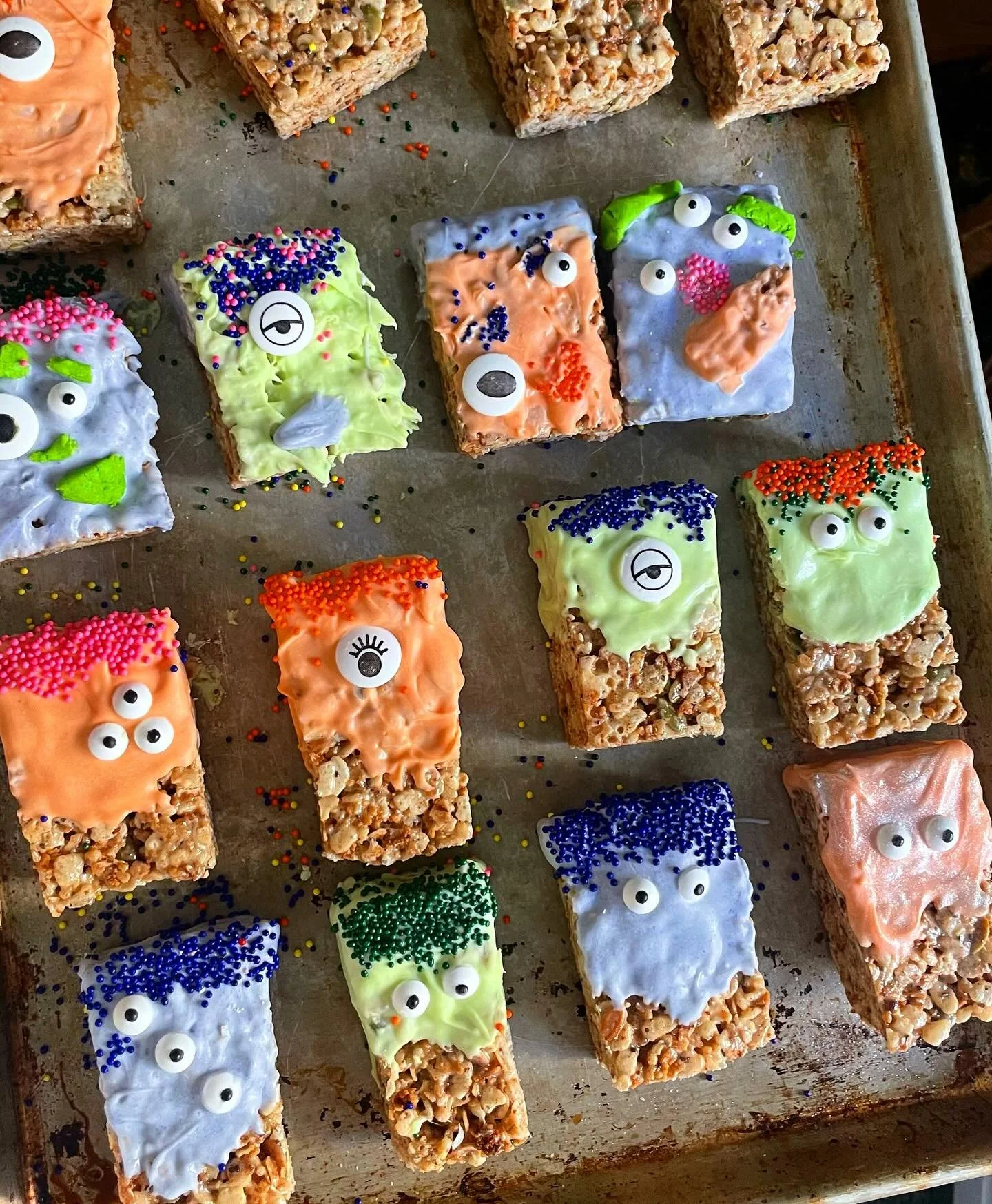 Granola-Krispie Monsters 👻 The cutest Halloween treat in our books 
#happyhalloween #halloween #trickortreat #ricecrispy #cinnamontoast #cinnamontoastcrunch