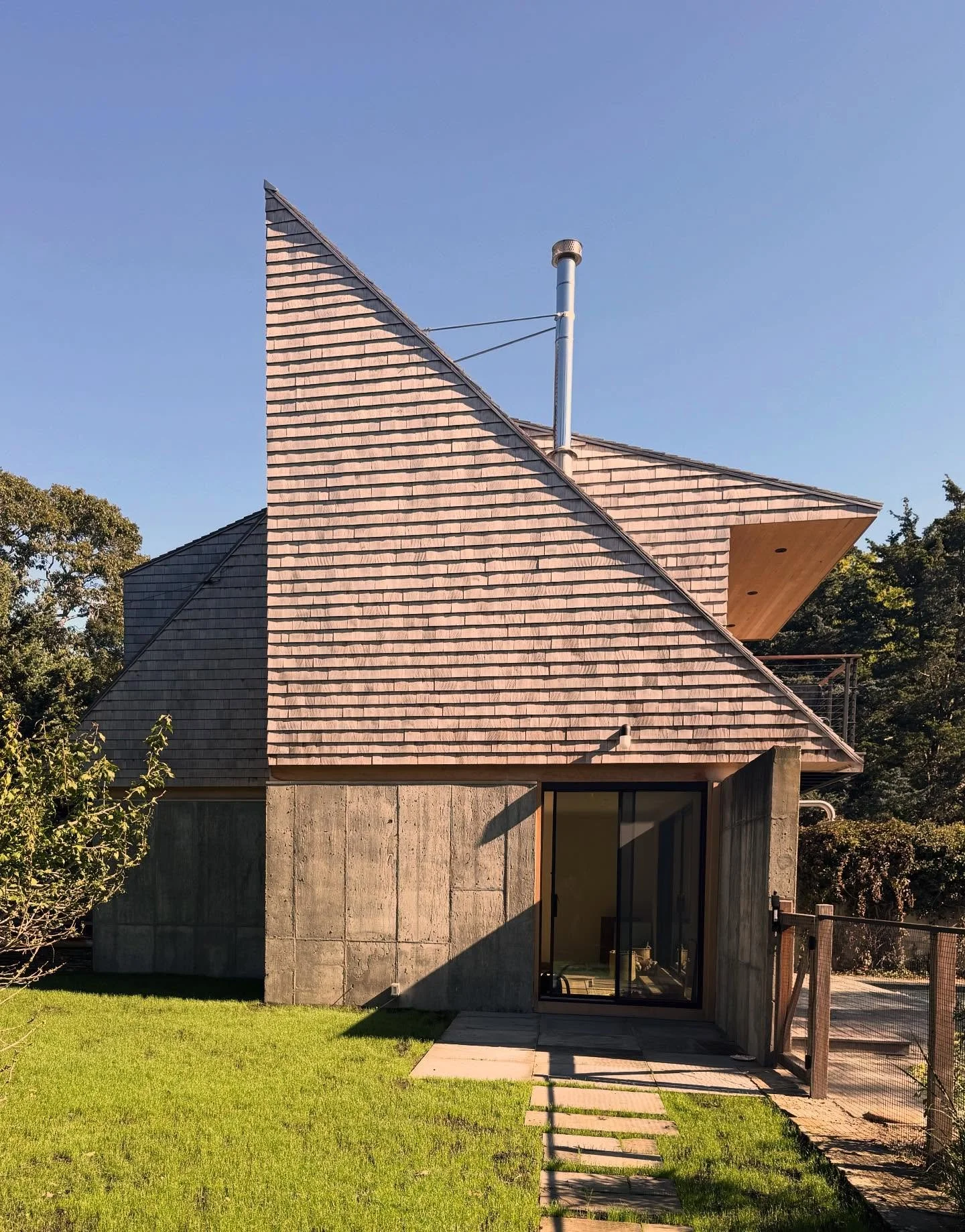 Our East Hampton renovation is a celebration of simple geometry rendered in shingles and concrete.

#modernshinglestyle 
#innovativedesign 
#modernluxury 
#residentialdesign 
#easthampton 
#modernarchitecture 
#hamptonsmodern 
#hamptonsarchitect 
#mo