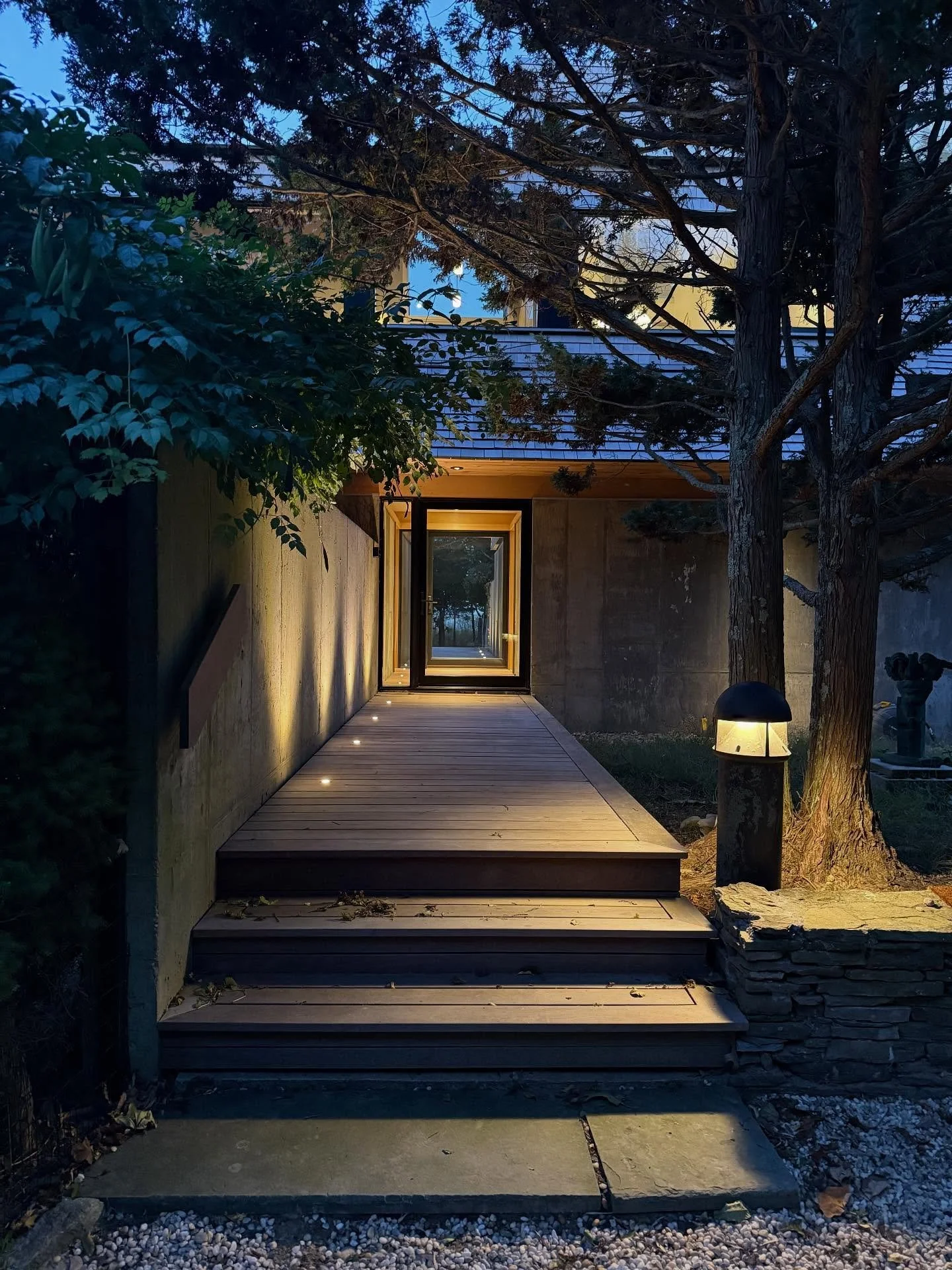 Elegant in deck lighting makes the entrance of our East Hampton project, positively sing!

#modernentrance
#modernlighting
#hamptonsrealestate
#architecturaldesign 
#designexcellence 
#residentialarchitecture
#innovativedesign
#architecturelovers
#mo