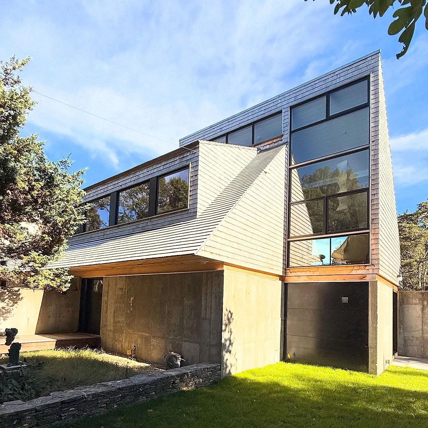 Fall light accentuates the modern shingled roof geometry of Bergdesign&rsquo;s East Hampton Home.

#modernshinglestyle 
#designexcellence 
#modernluxury
#architecturelovers
#hamptonshome 
#innovativedesign
#modernparadisebda 
#residentialarchitecture