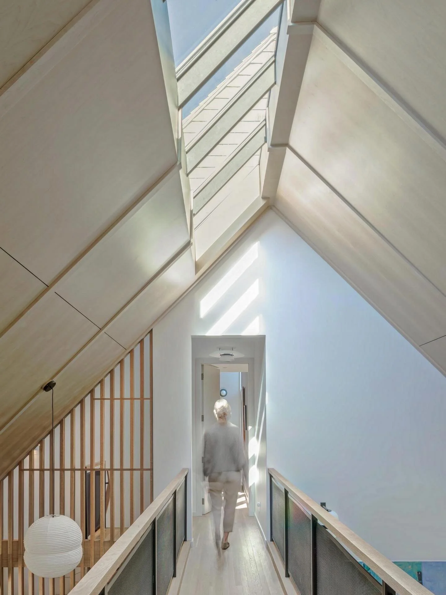 The gantry walk way bathed in light from the North facing skylight traverses the living room double height space at our East Hampton project.

#easthampton 
#residentialarchitecture 
#designexcellence 
#architecturaldesign
#hamptonsrealestate