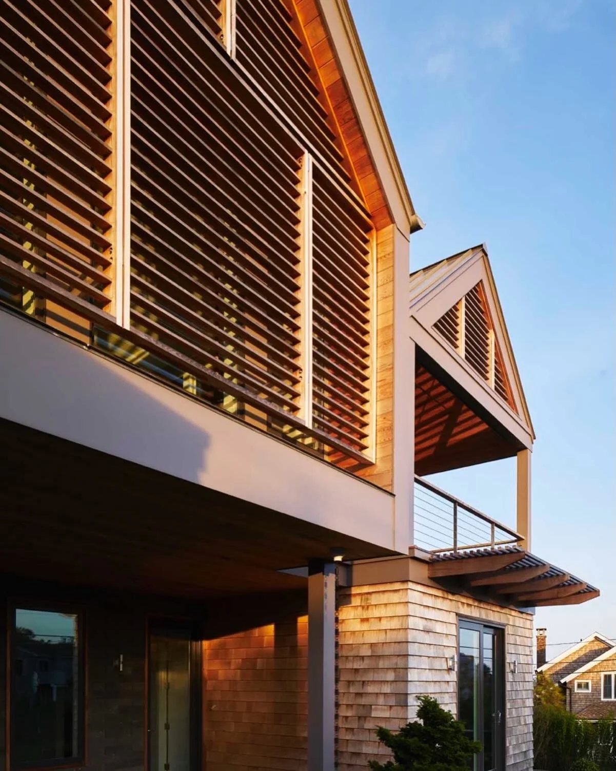 Afternoon light illuminates the Western facade of the Upside Down house in Montauk.

Managing daylight to maximize the enjoyment of our spaces is just one aspect of design development at BergDesign.

#modernlouvers 
#innovativedesign 
#modernluxury 
