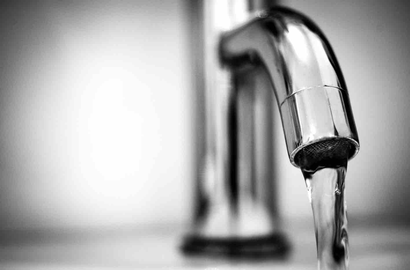 bathroom-black-and-white-blur-615326.jpg