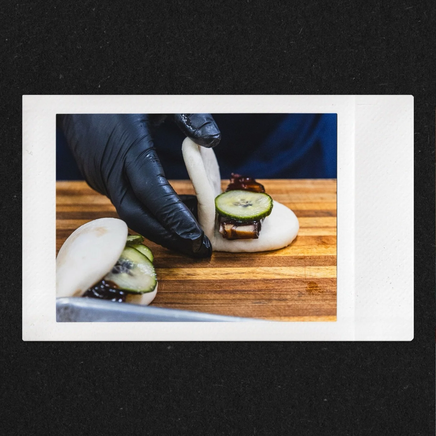 Braised pork belly, hoisin glaze, crisp pickled cucumber, all tucked into a soft, pillowy bao 🤤 

@shotbykdo