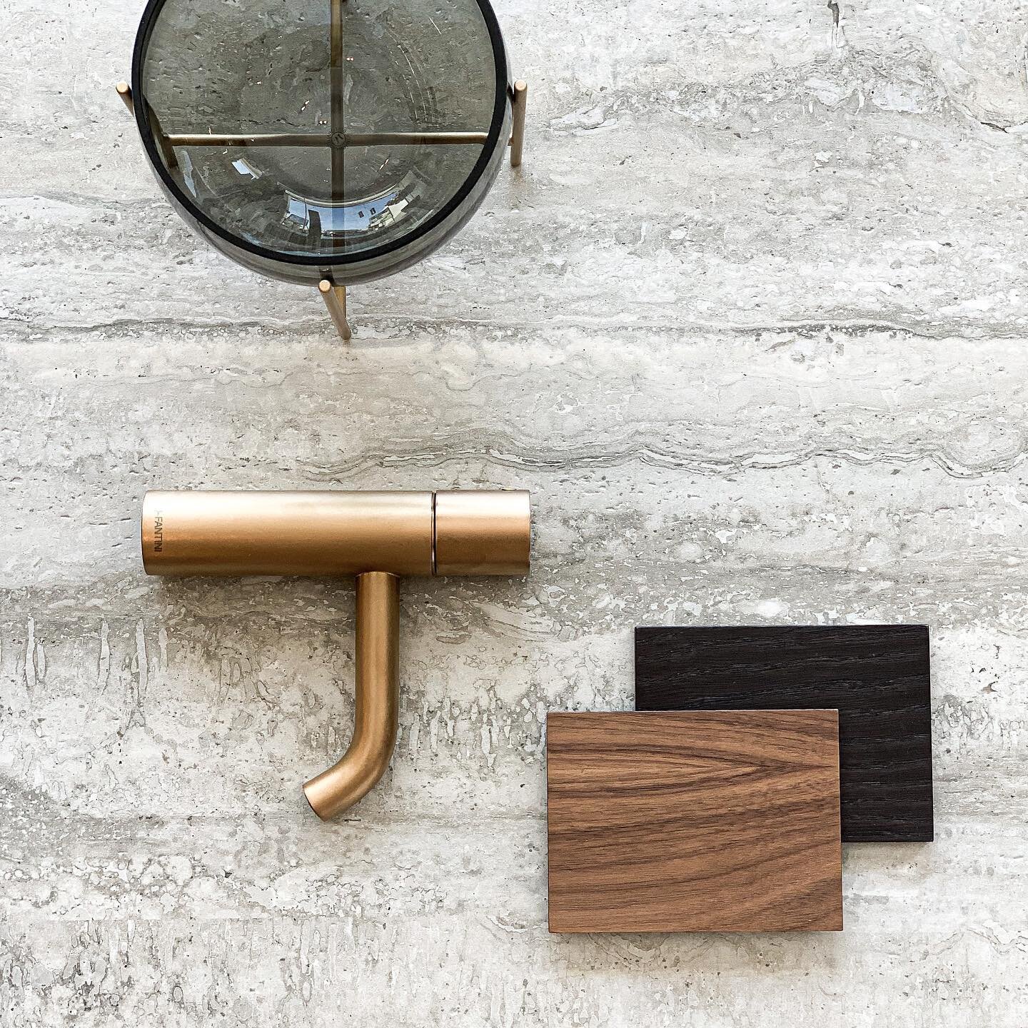 Current favorites at our Studio the beautiful Travertino Silver from @marazziceramiche together with @fantini_official brass &amp; @jmm.group walnut and chocolat veneers ✨ Discover the best finishings and materials for your home project at @built.cab