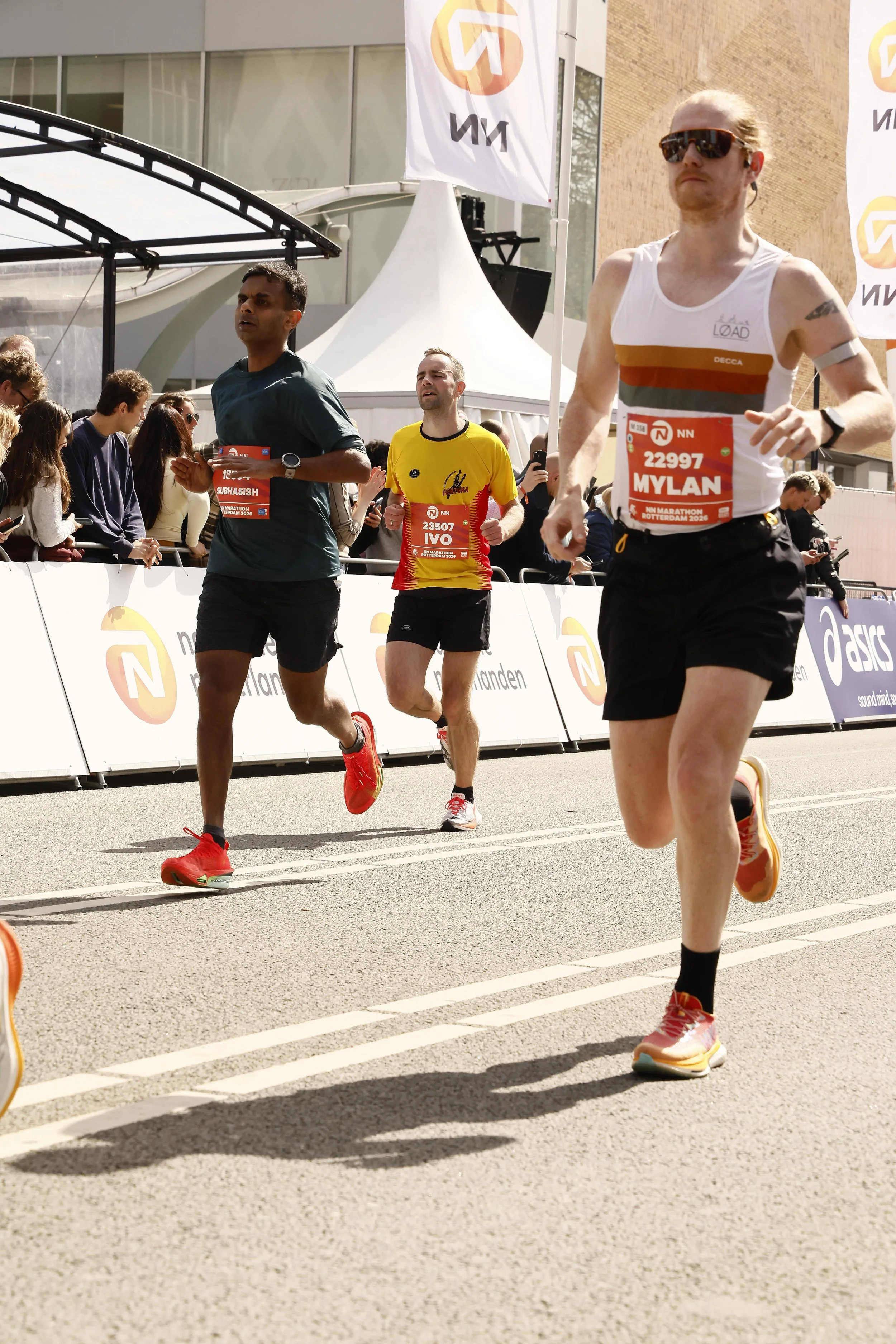 vermoeide loper op weg naar de finish