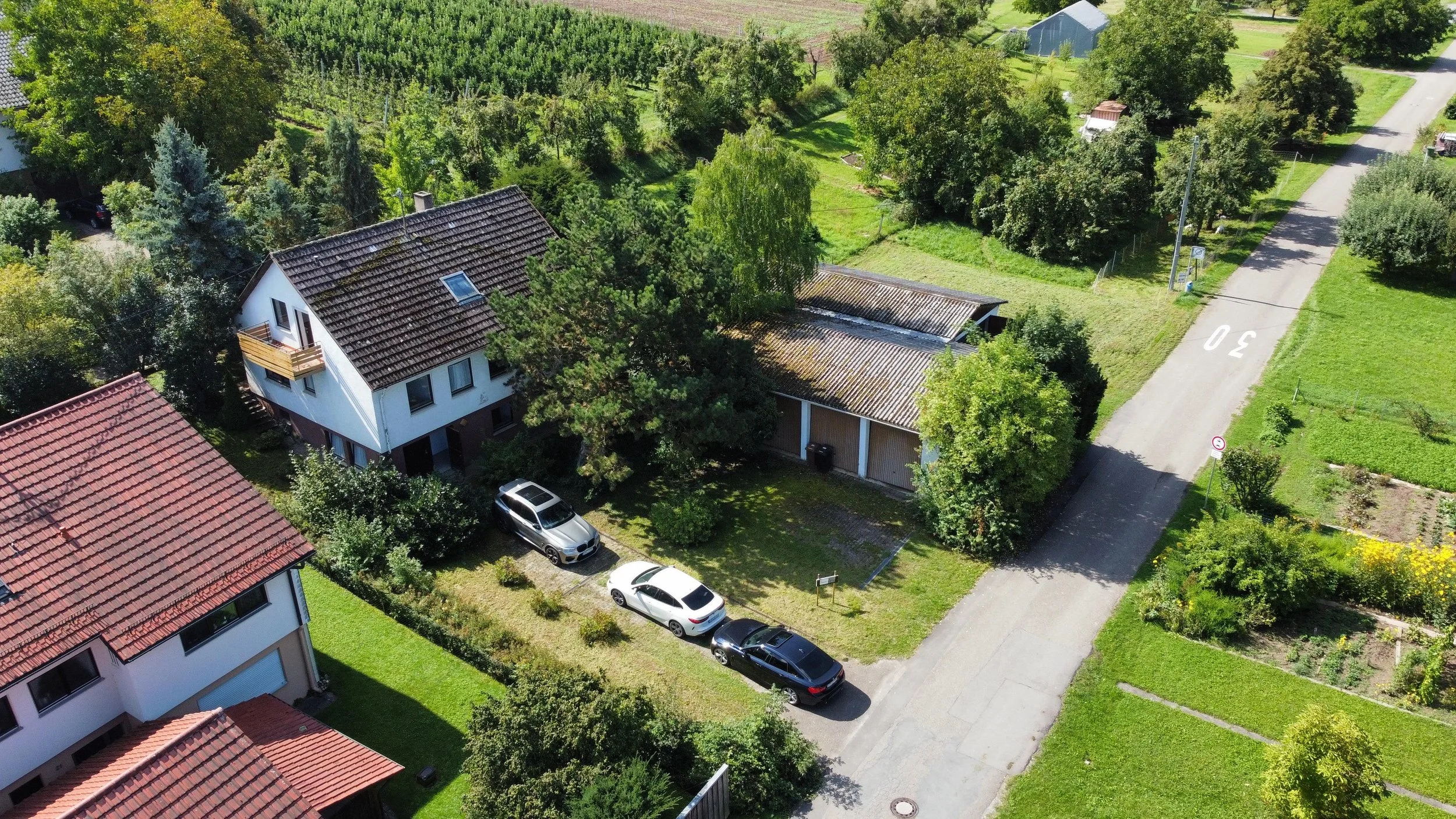 Einfamilienhaus mit Garten und Nebenfläche*