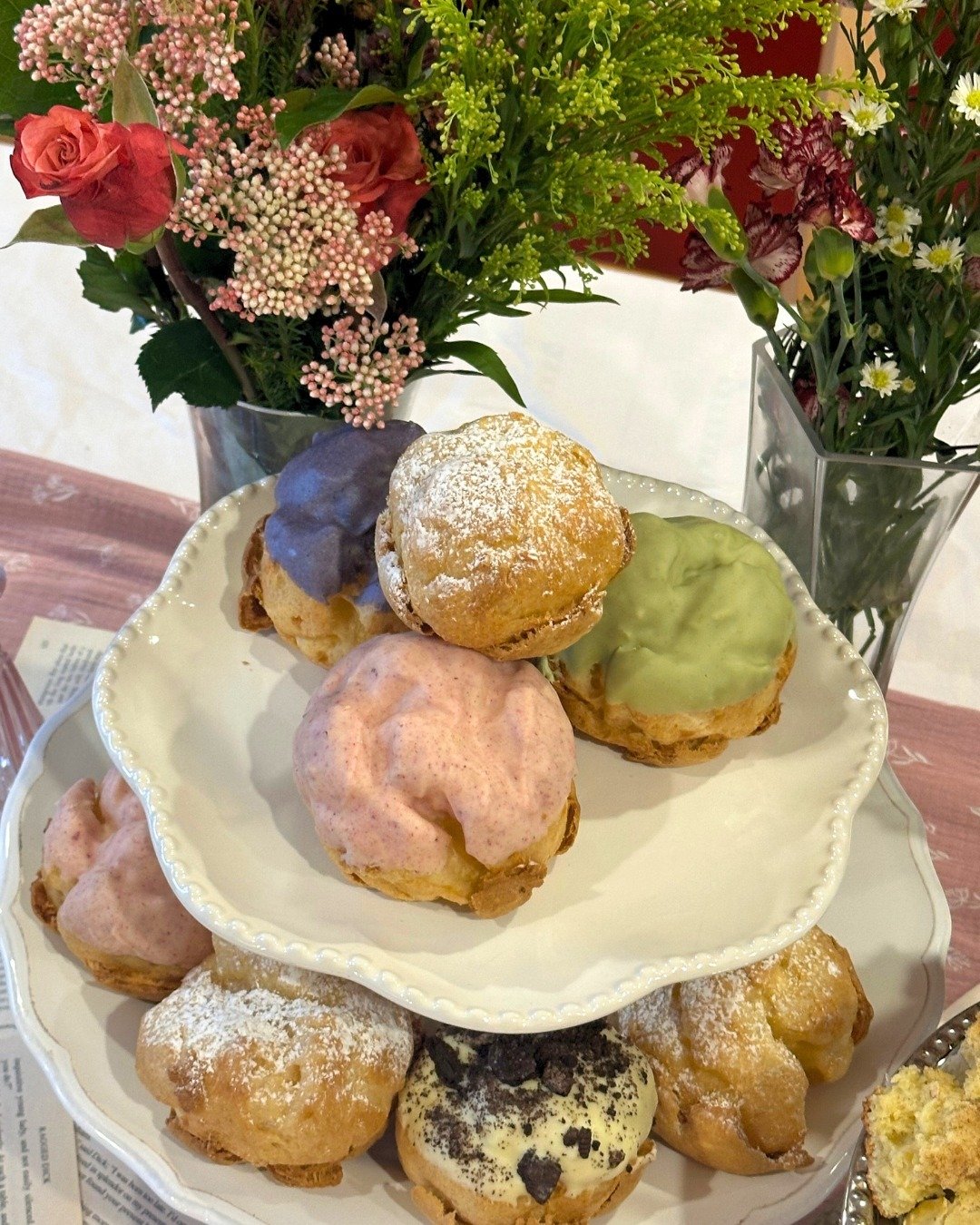 Spring is in full BLOOM with the #worldsbestcreampuff 🌸 🌺 🌼 🌷 🌹 🌻 
💙 Use code APRIL for 10% off any online/app order! 
*participating stores may vary*

#dessert #foodie #spring