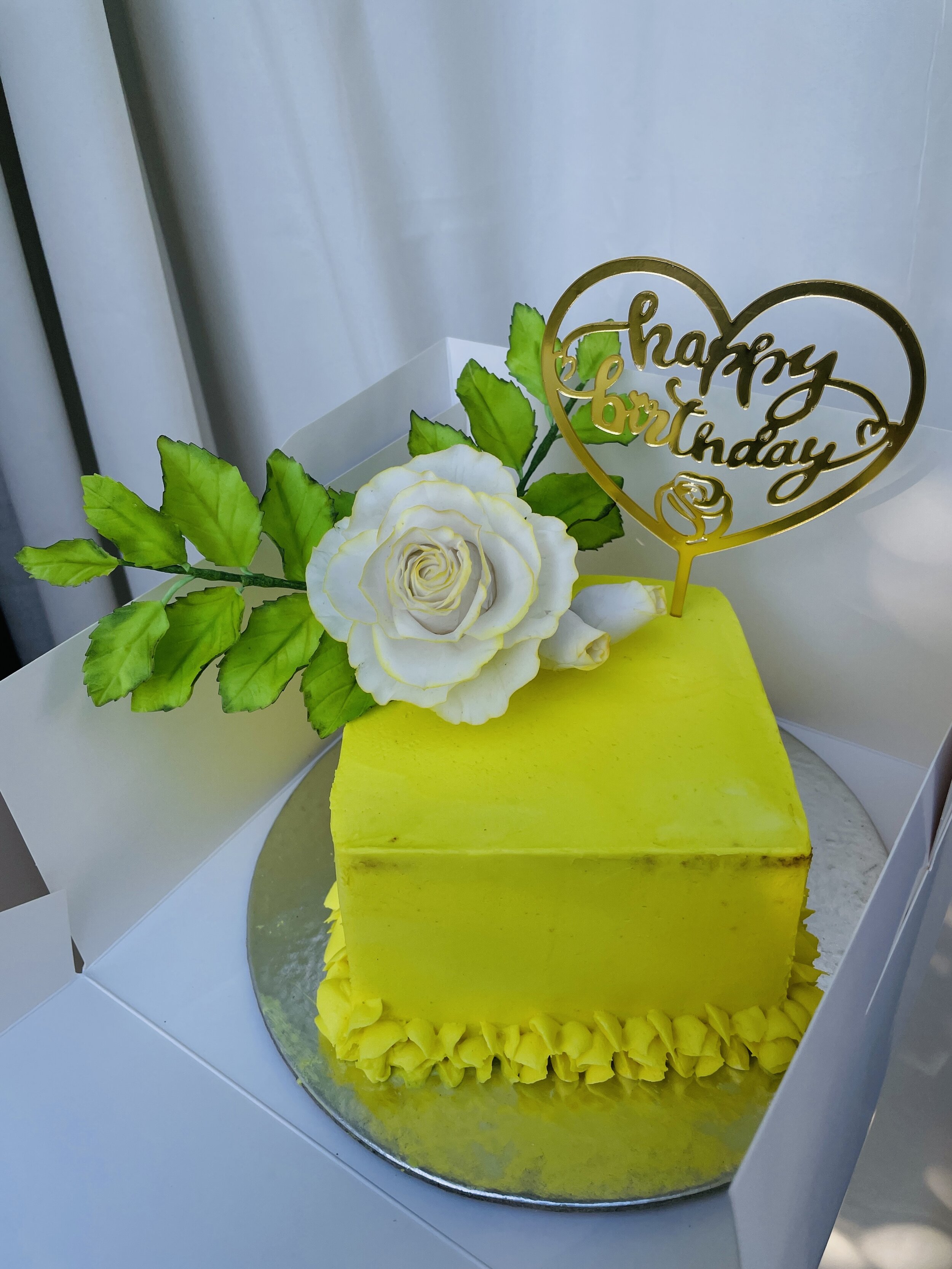 Lemon cake with Lemon buttercream and avalanche white rose