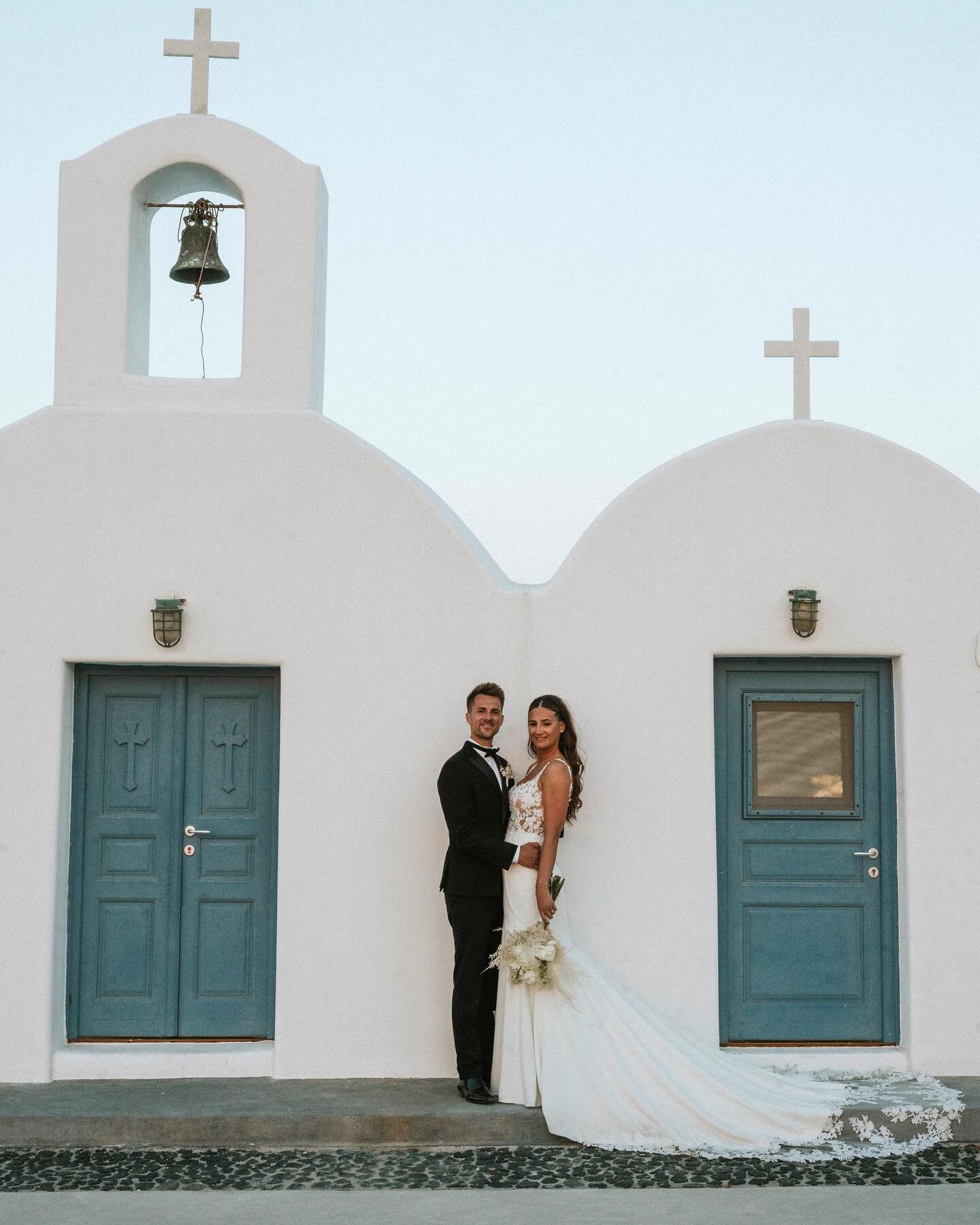 January Blues &gt; Santorini Blues 💙🤍

M &amp; N tied the knot in Greece in August&hellip;what a dream 💭 

ft. A little Crumpet the dog cut out!