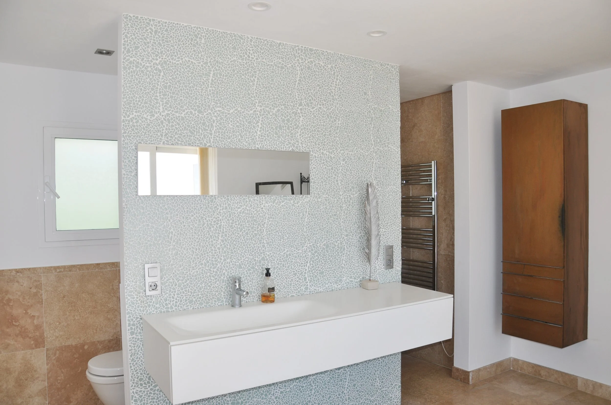 25. Master bedroom en-suite bathroom.jpg