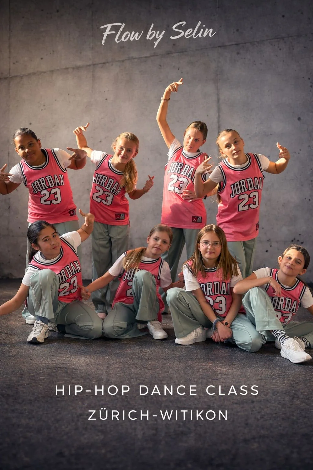 Eine Gruppe junger Mädchen in einer Hip-Hop-Tanzklasse in Zürich-Witikon, alle tragen pinkfarbene Basketballtrikots mit der Nummer 23.