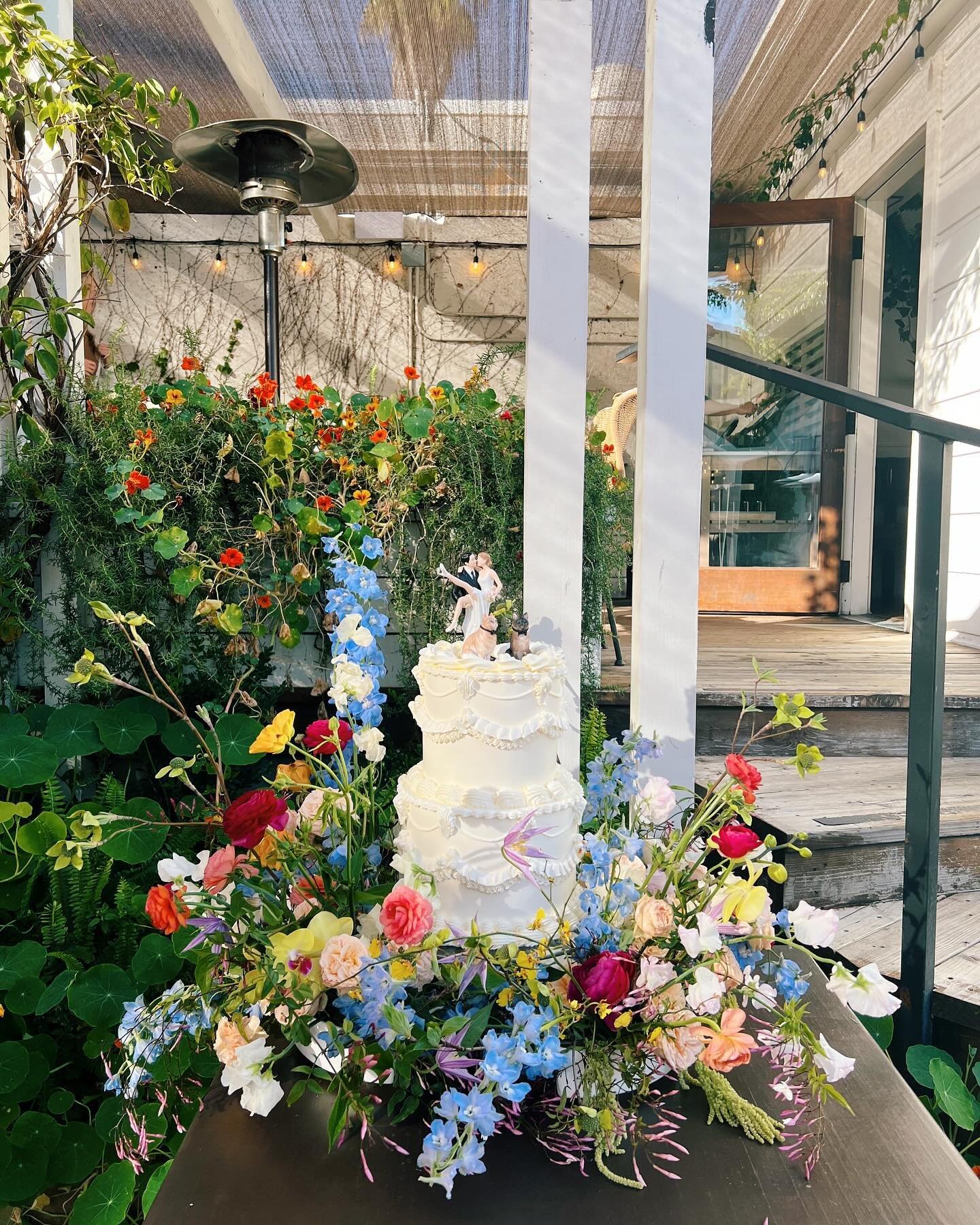 A moment for the cake 🍰 
The most important part of cake flowers is planning with the bakery to making that delicious piece of art shine. I chose the perfect half moon compotes to flip the ceremony floor arrangements for the cake garden and @lelepat