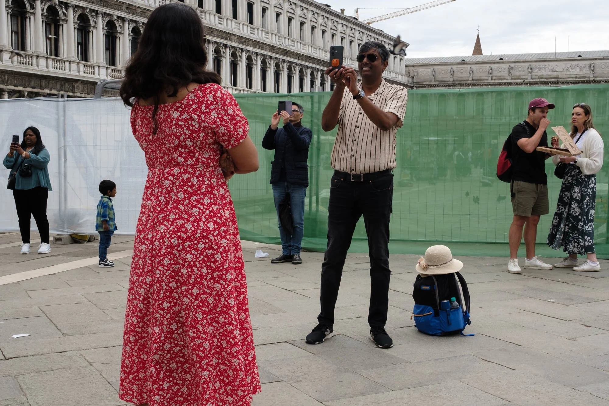 Turisti che si fotografano a vicenda in Piazza San Marco, Venezia