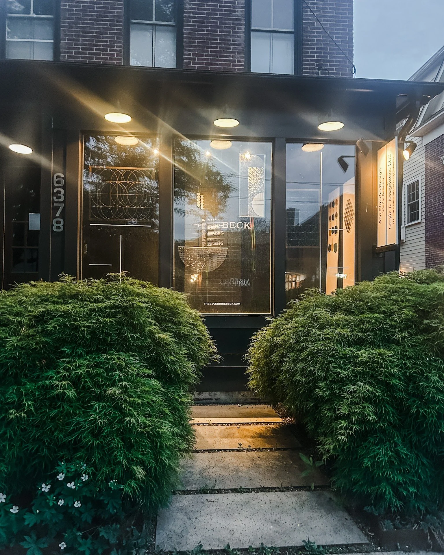 Our incredibly talented maker is on full display @thebeckrhinebeck, and it's absolutely breathtaking! The stunning piece is glowing in the night, showcasing the meticulous craftsmanship and attention to detail that only the talented @bespokeglass can