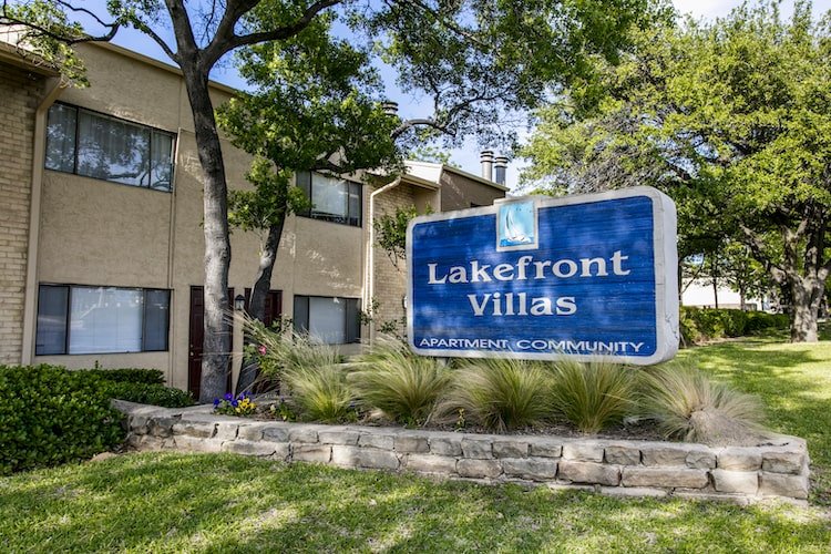 Lakefront Villas Entrance Sign 1-min.jpg