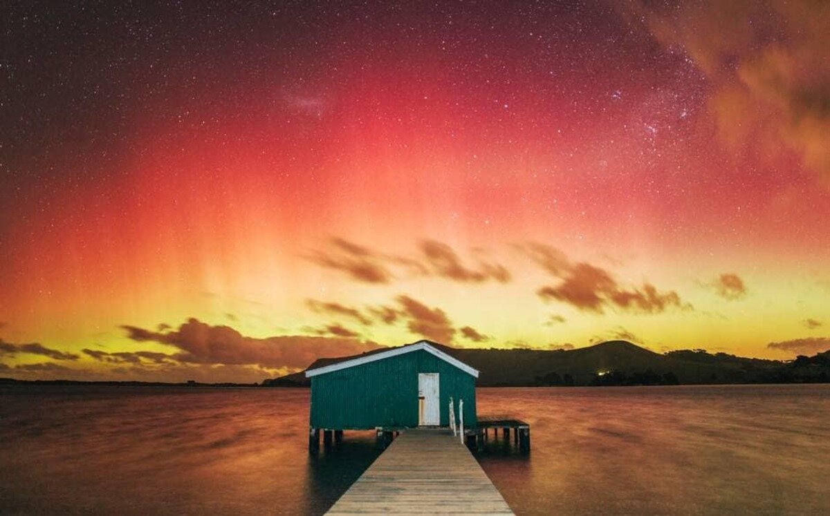 the southern lights, or aurora australis, as seen from hoopers inlet in dunedin.jpg