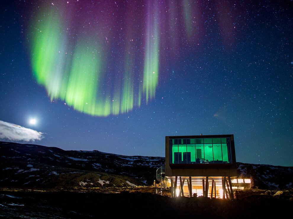 northern-lights-hotel-ion-iceland_67691_990x742.jpg