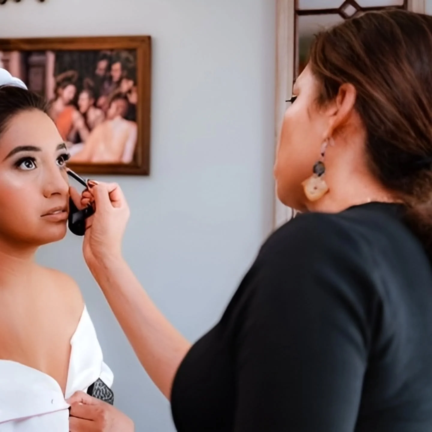 Still swooning over ny bride's look💫
Smokey drama eye, soft natural lips and that lit-from-within glow- just chef's kiss!
These pro photos just dropped and I had to share🤍
#ʙʀɪᴅᴀʟᴍᴀᴋᴇᴜᴘ #makeupbyme💄 #smokeyeyes #glowingbride #weddingmakeuplook