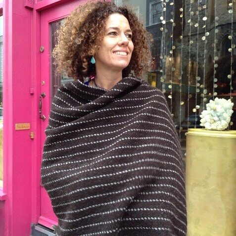 Pippa Small wearing a woven Welsh Black Mountain Wool shawl outside her shop in Westbourne Grove. Very warm and a generous size.
.
240cm x 80cm &pound;110
.
DM me for more details.
.
The Artists Support Pledge is a movement to support artists and mak