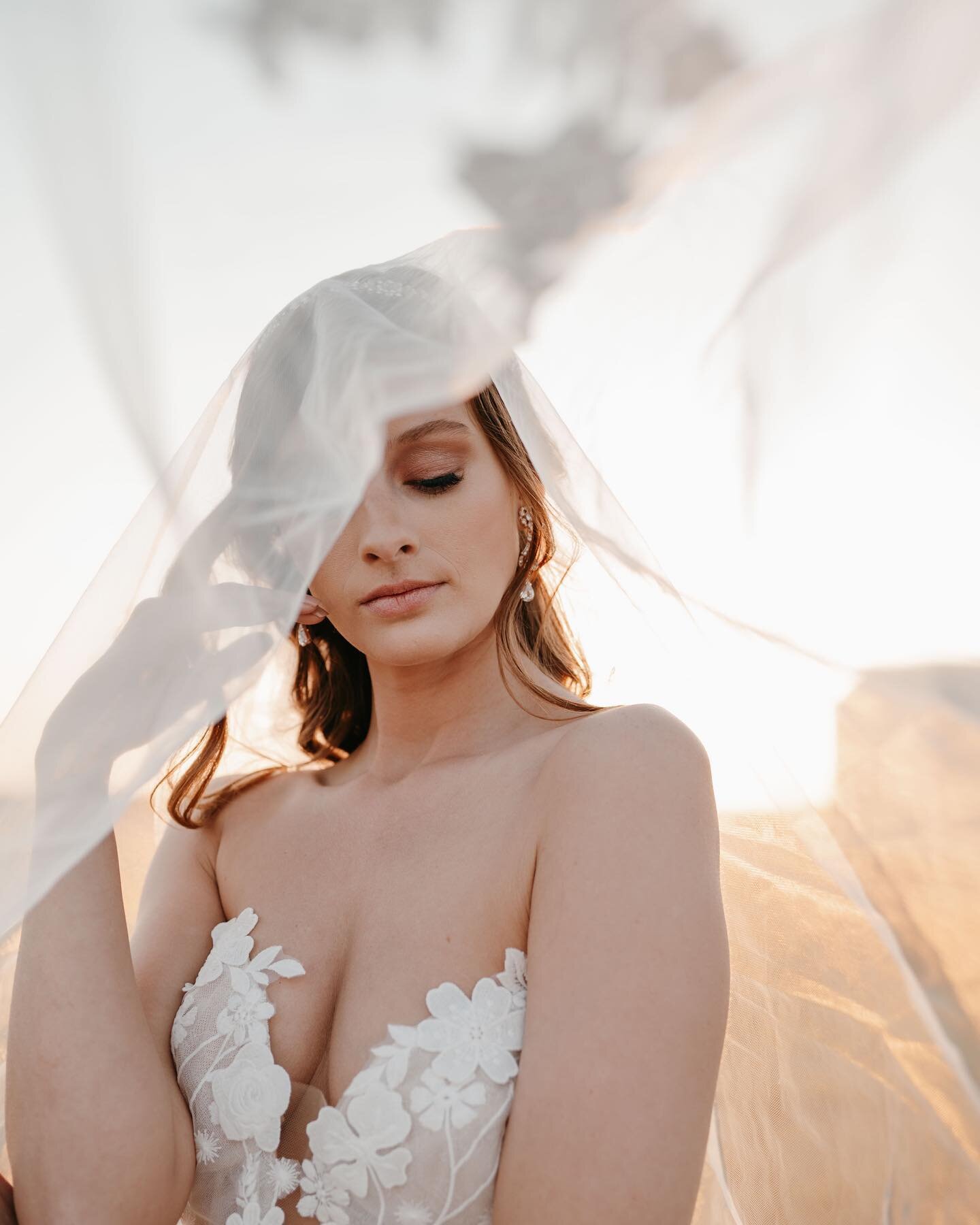 This dreamy light gets me 🖤

#dfwweddingphotographer 
#mckinneyweddingphotographer 
#dallasweddingphotographer 
#northtexascouplesphotographer 

@hannahrayne.events 
@bridesandbeyond
@hwy109couture
@chuynhdesigns
@brushedagency