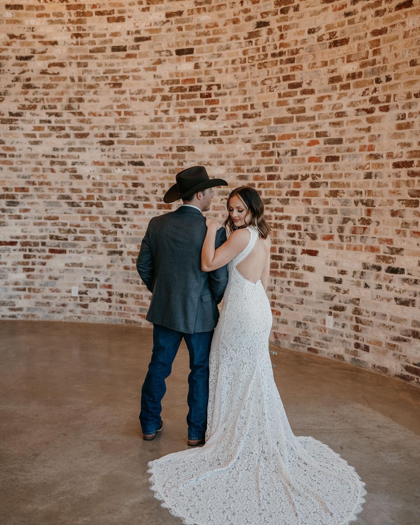 This dang Instagram crop kills me! I am going to post the full image to my story so you can see the full dress and all it glory. These two are just amazing ! 

Venue: @rusticgraceestate 
Makeup: @kristenfarrah_makeup 
Hair: @glossedxsarah