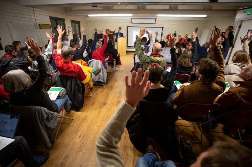 West Washington Park Neighborhood Association president Jonathan Edwards leads a public meeting to air concerns about possible revisions to a plan to slow Alameda Avenue through the area. Dec. 2, 2025.