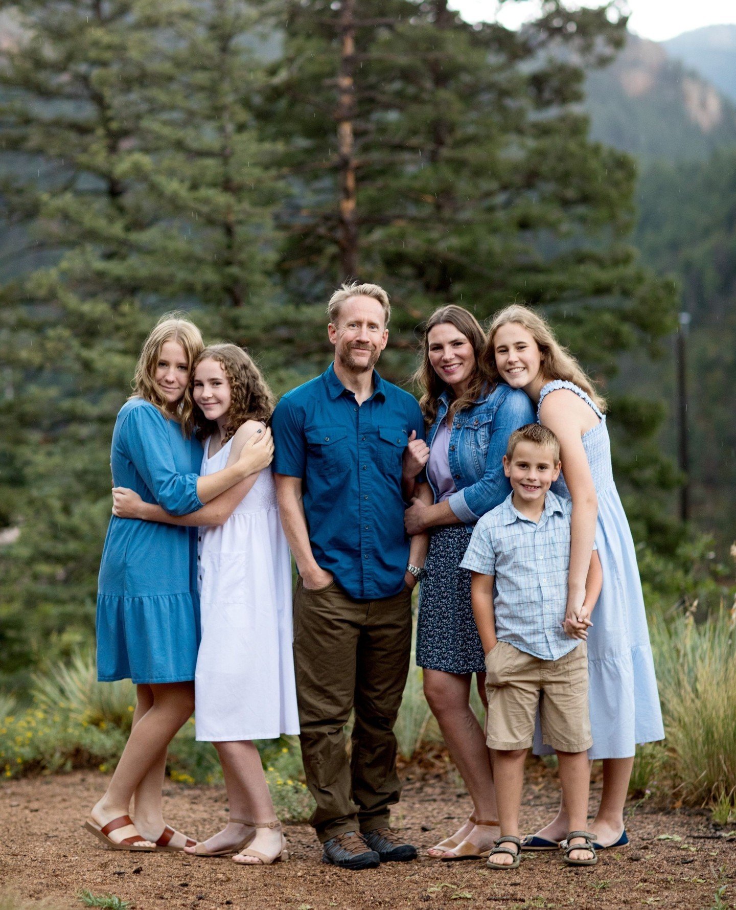 It started to drizzle...and then rain...on us during the Divine family's summer session last year. ⁠
⁠
BUT, when you've got your busy family of 6 all dressed up and in the same place at the same time, you just embrace the circumstances. ⁠
⁠
They snug