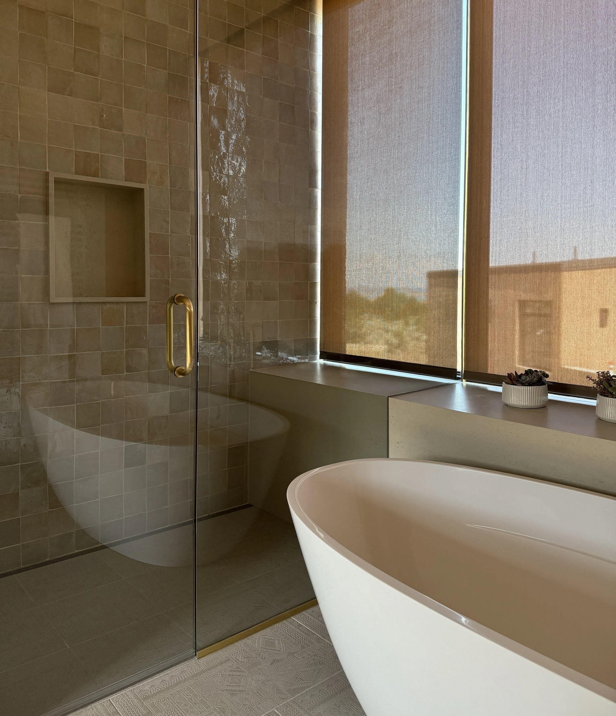 high-desert-07-primary-bath-tub-shower.jpg