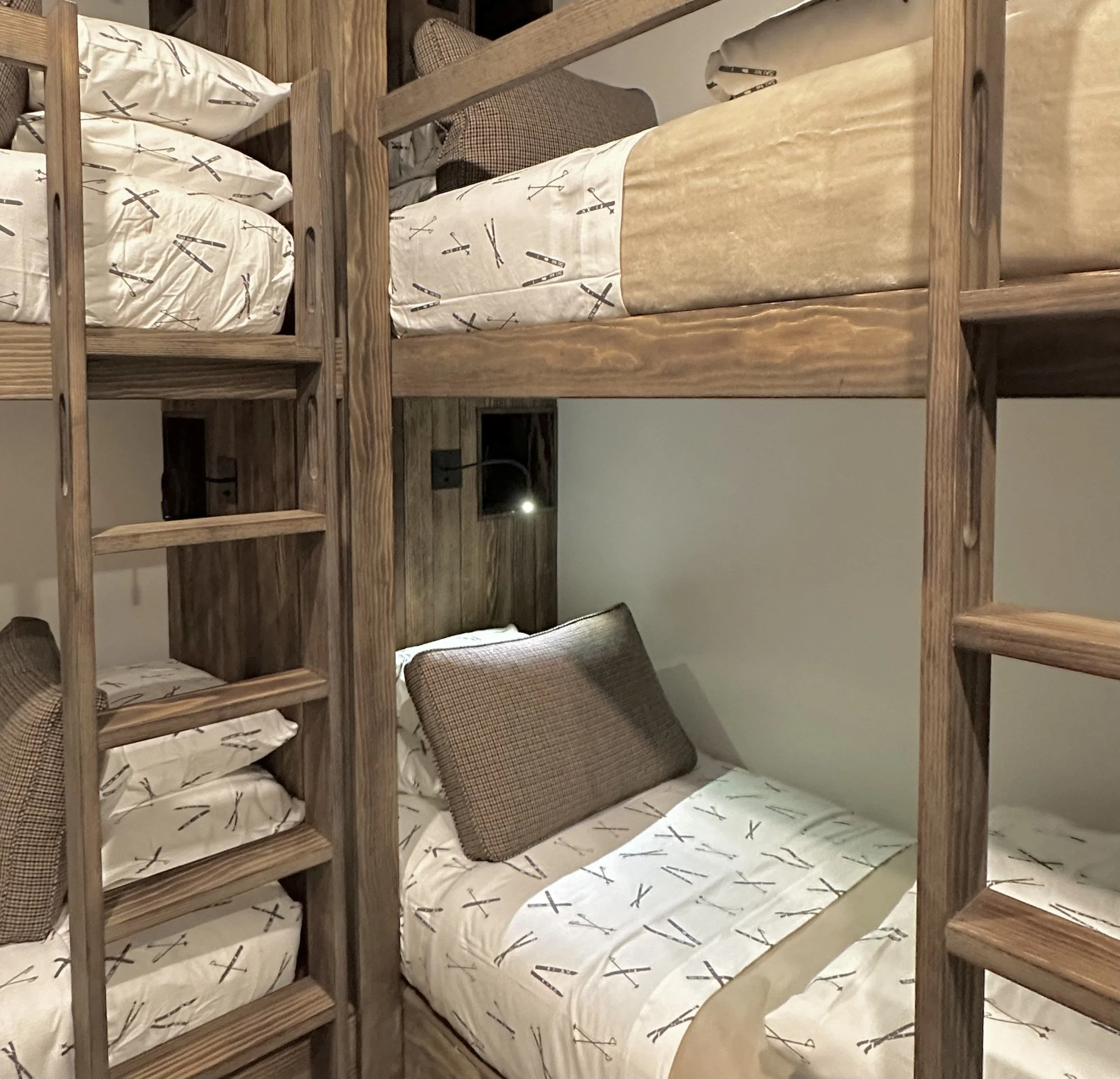 taos-ski-valley-cabin-1-10-bunk-room-detail.jpg