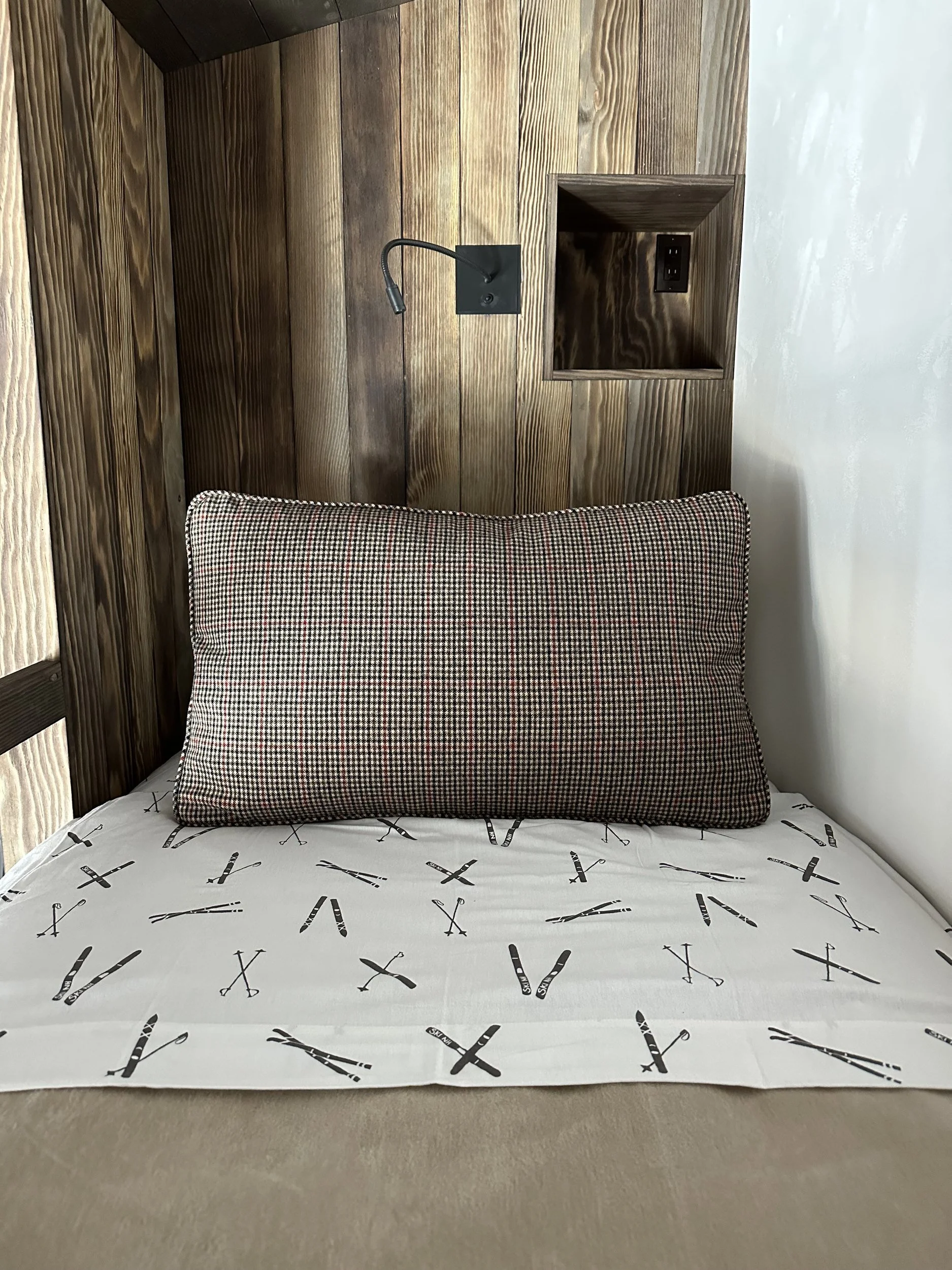 odds-and-ends-12-bunk-nook-houndstooth.jpg