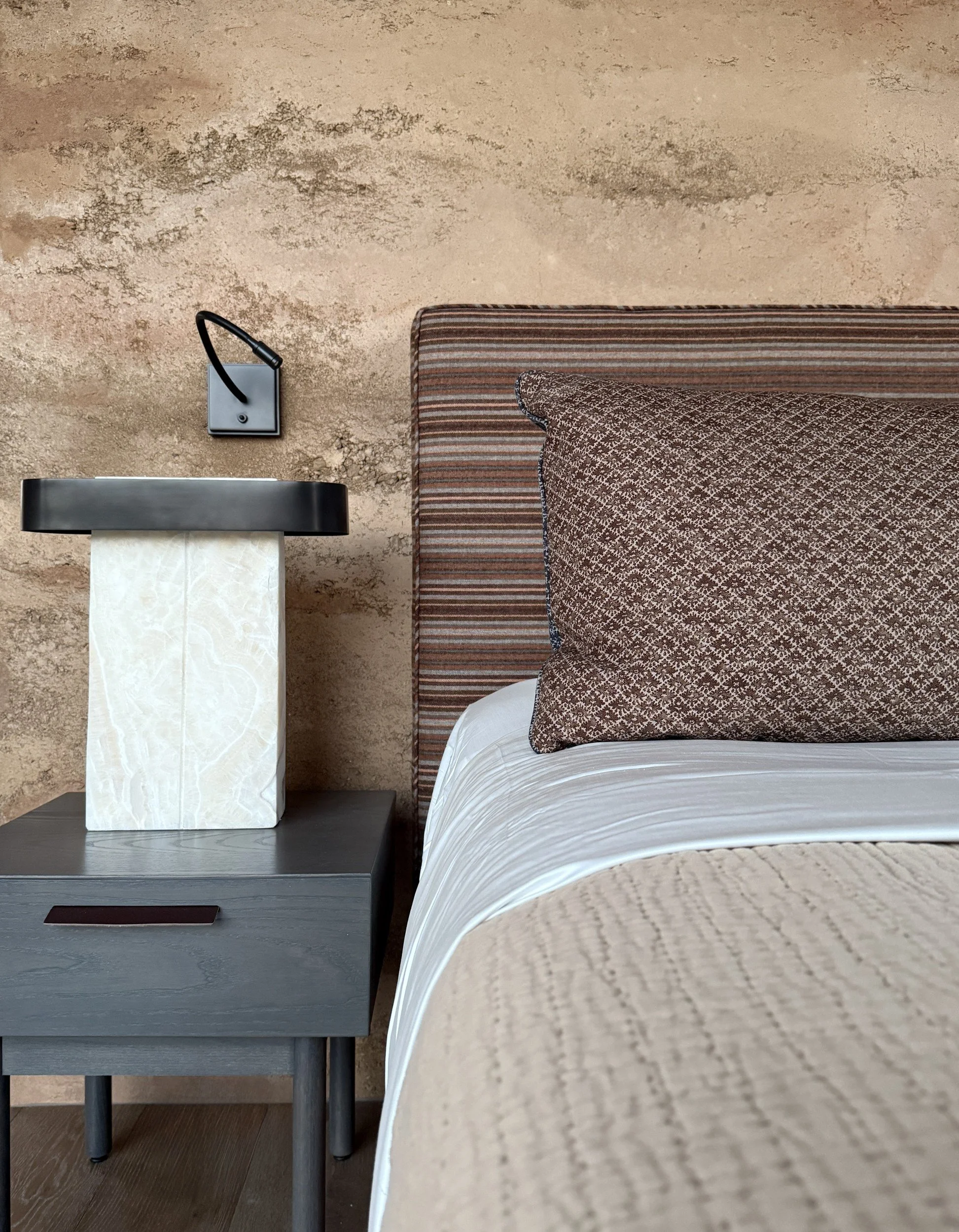 high-desert-04-primary-bedroom-onyx-lamp.jpg